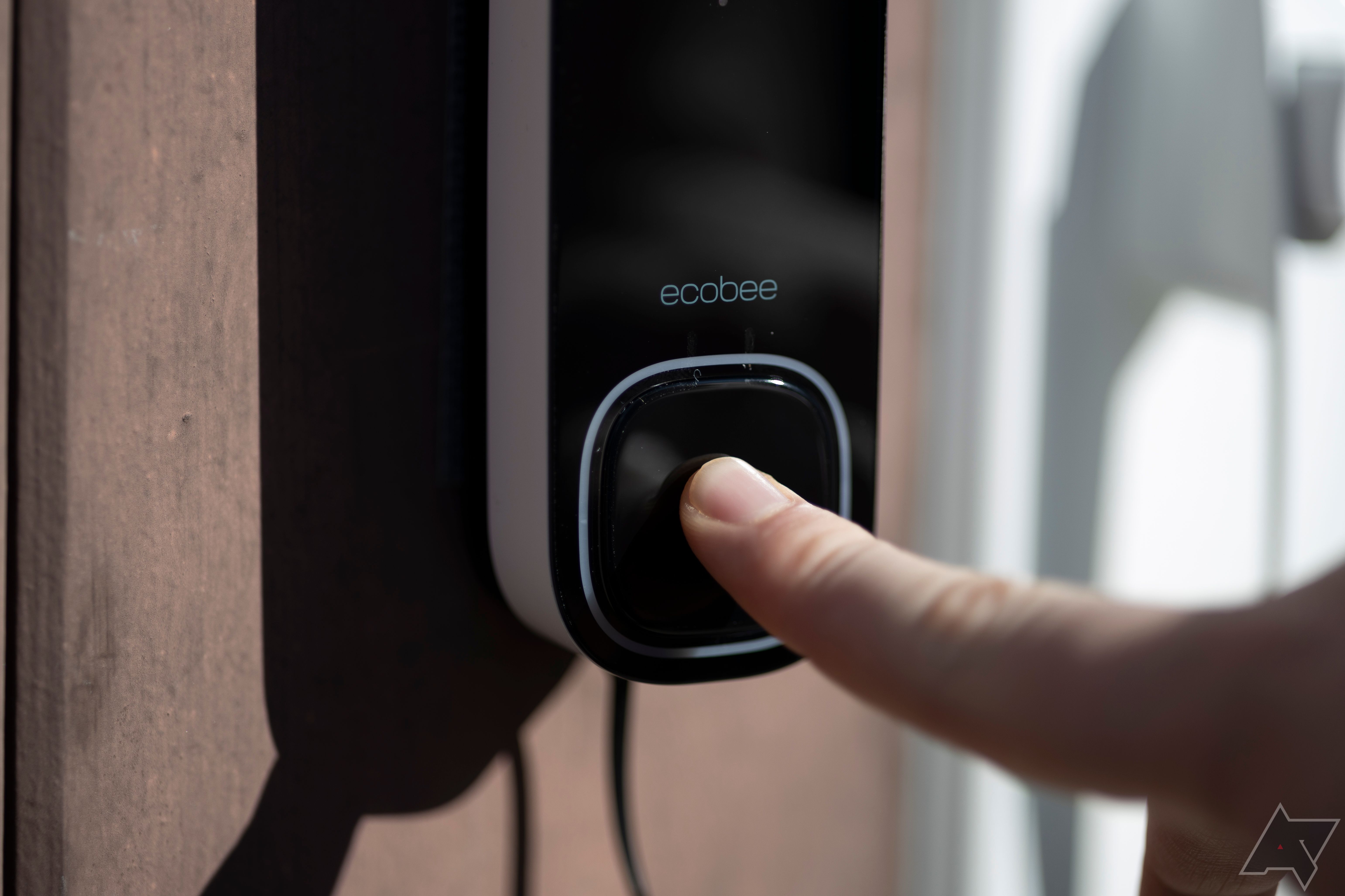 Vista aproximada de alguém tocando Câmera Ecobee Smart Doorbell (com fio)