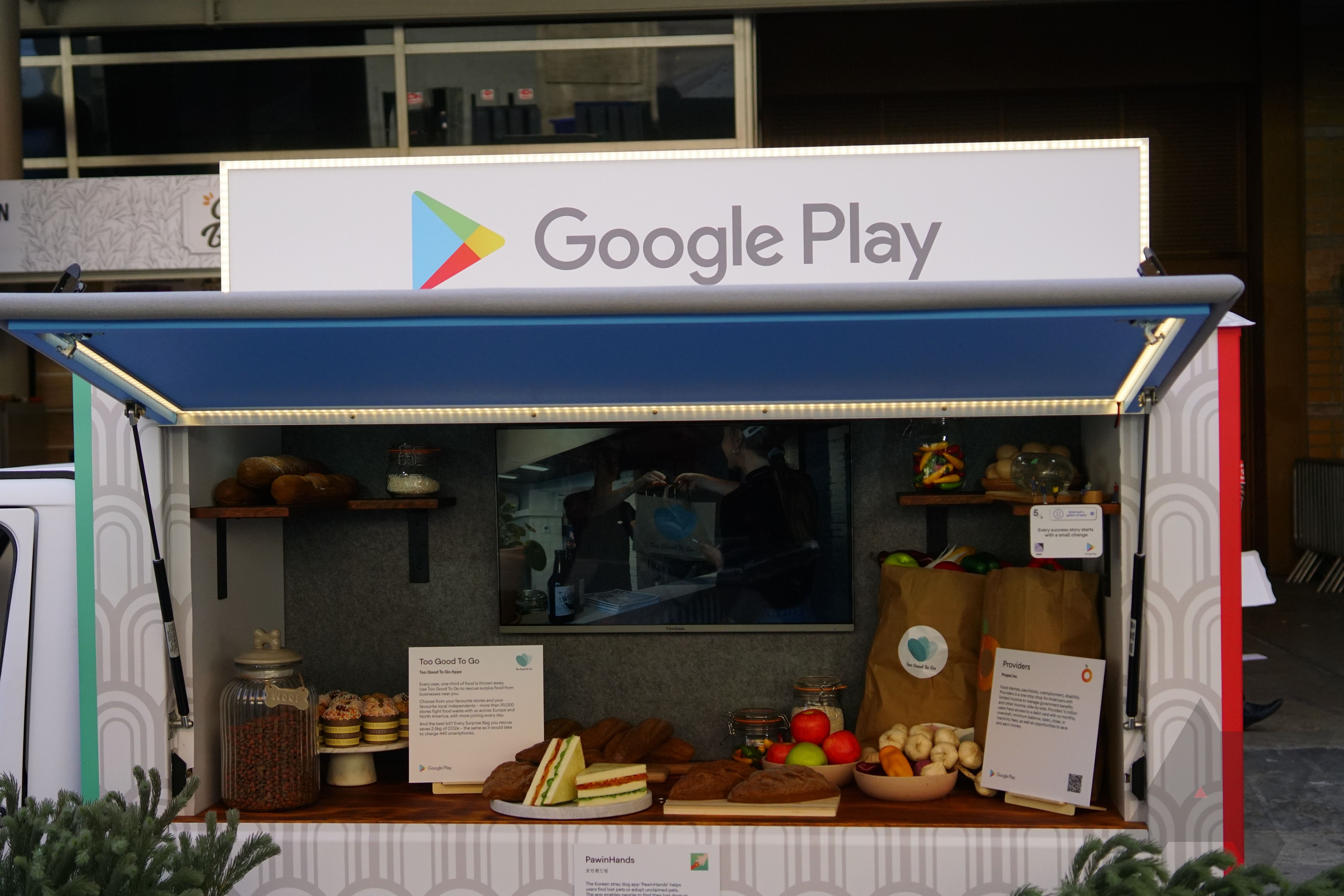 Foto de um estande do Google Play em um evento.