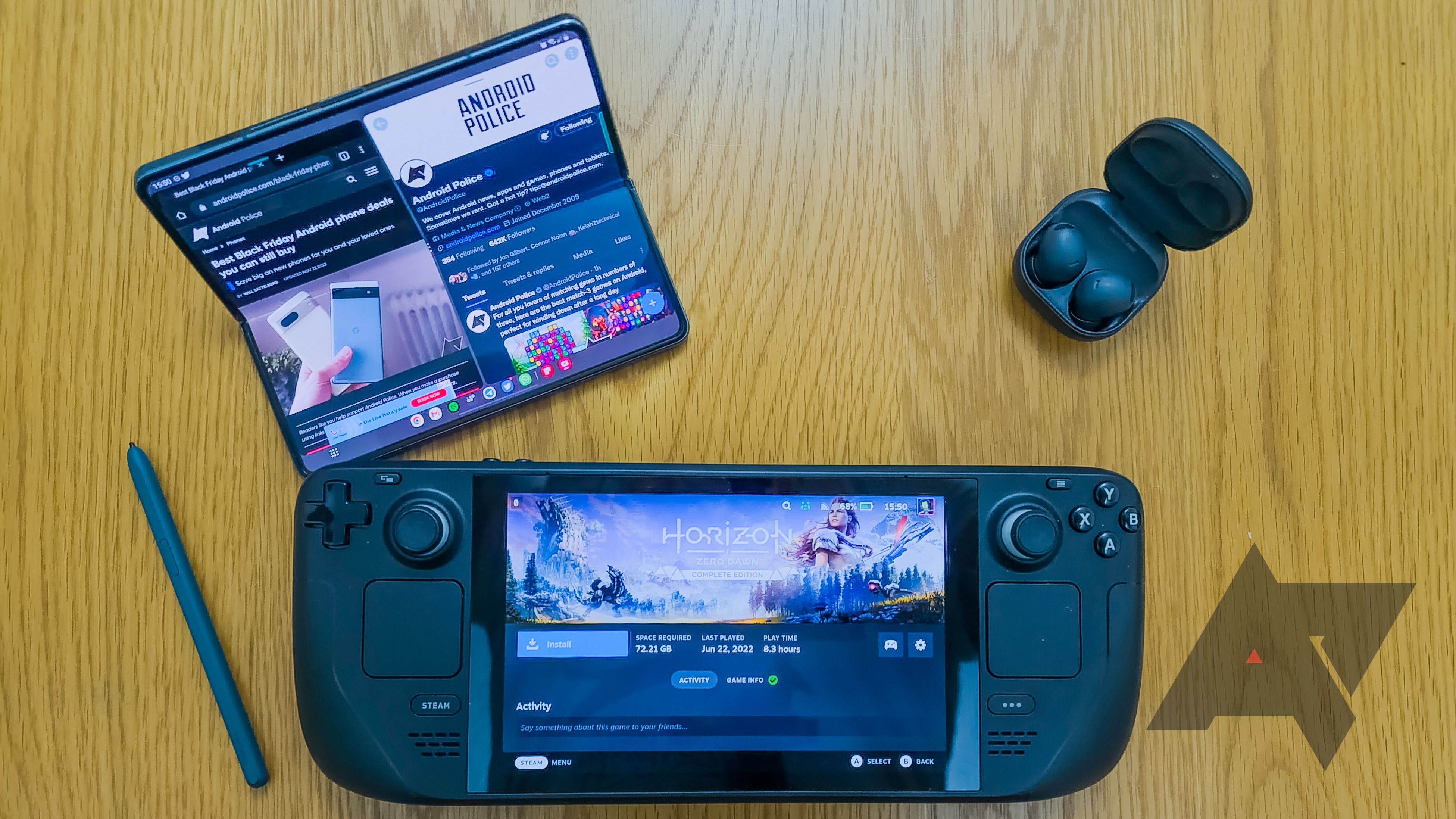 Steam Deck ao lado dos fones de ouvido e do Galaxy Fold