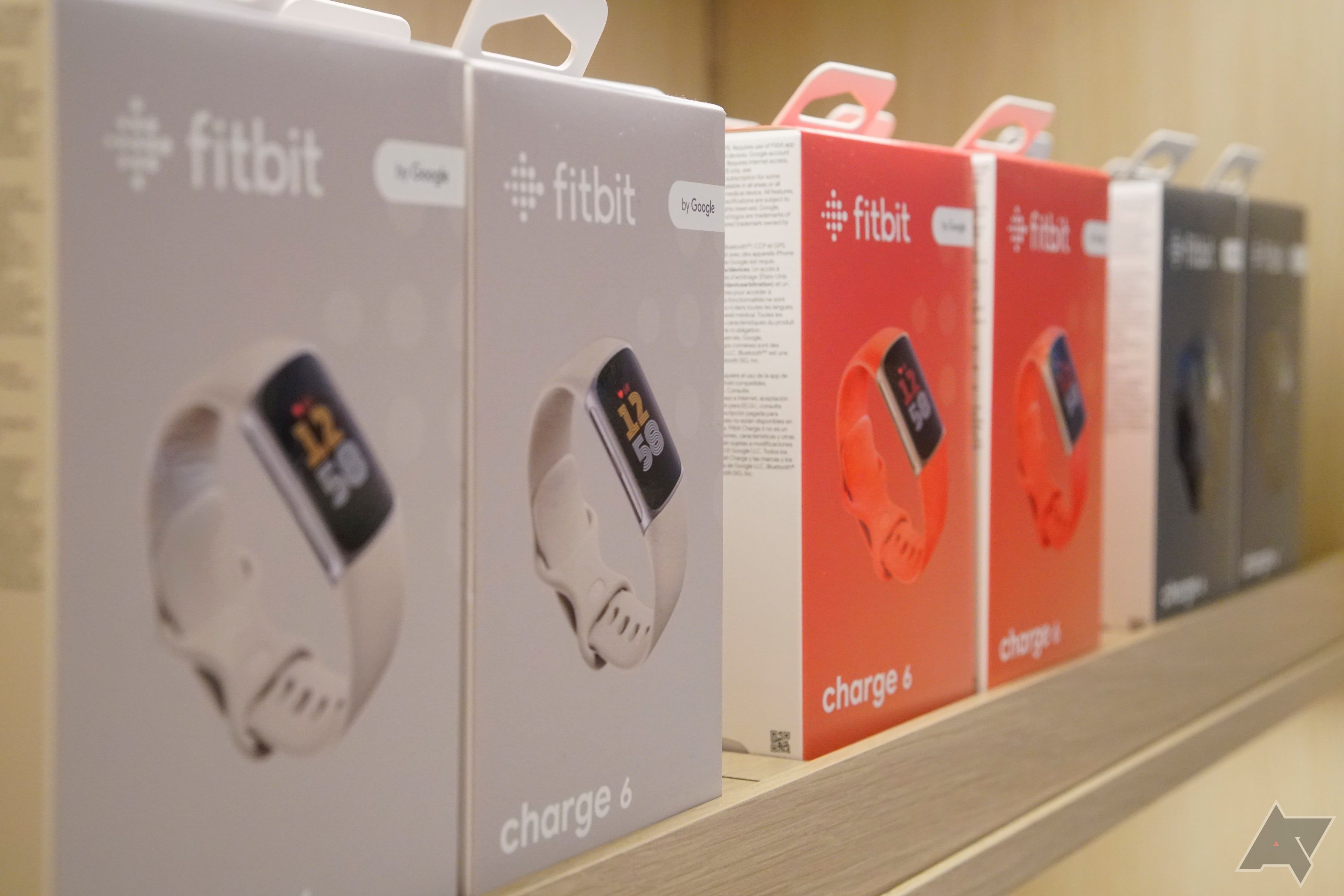 Caixas de rastreadores Fitbit Charge 6 na Google Store em Boston.