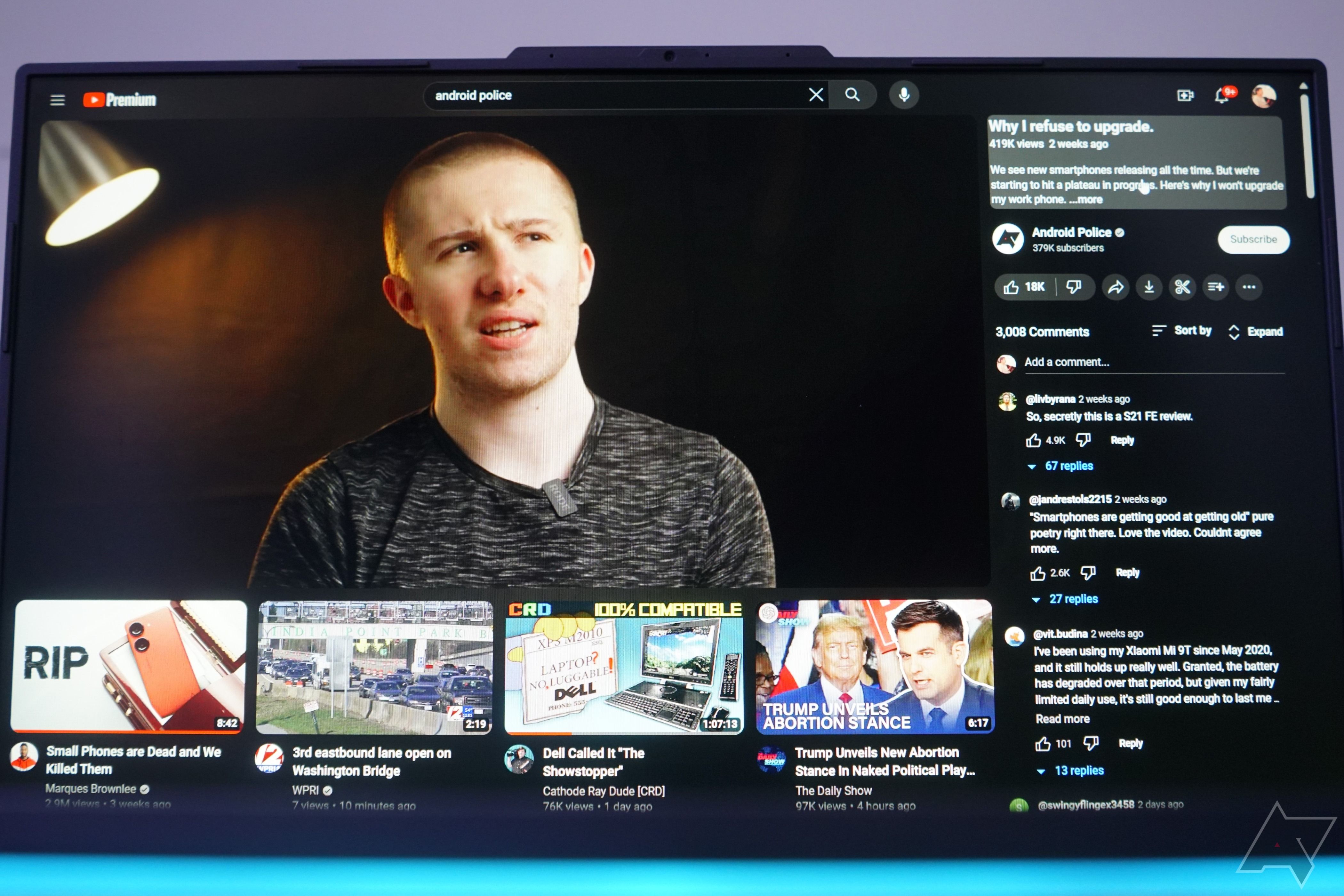 Layout de desktop do YouTube, lançado em abril de 2024. Inclui informações e comentários sobre o vídeo no painel direito e miniaturas grandes de outros vídeos na parte inferior.