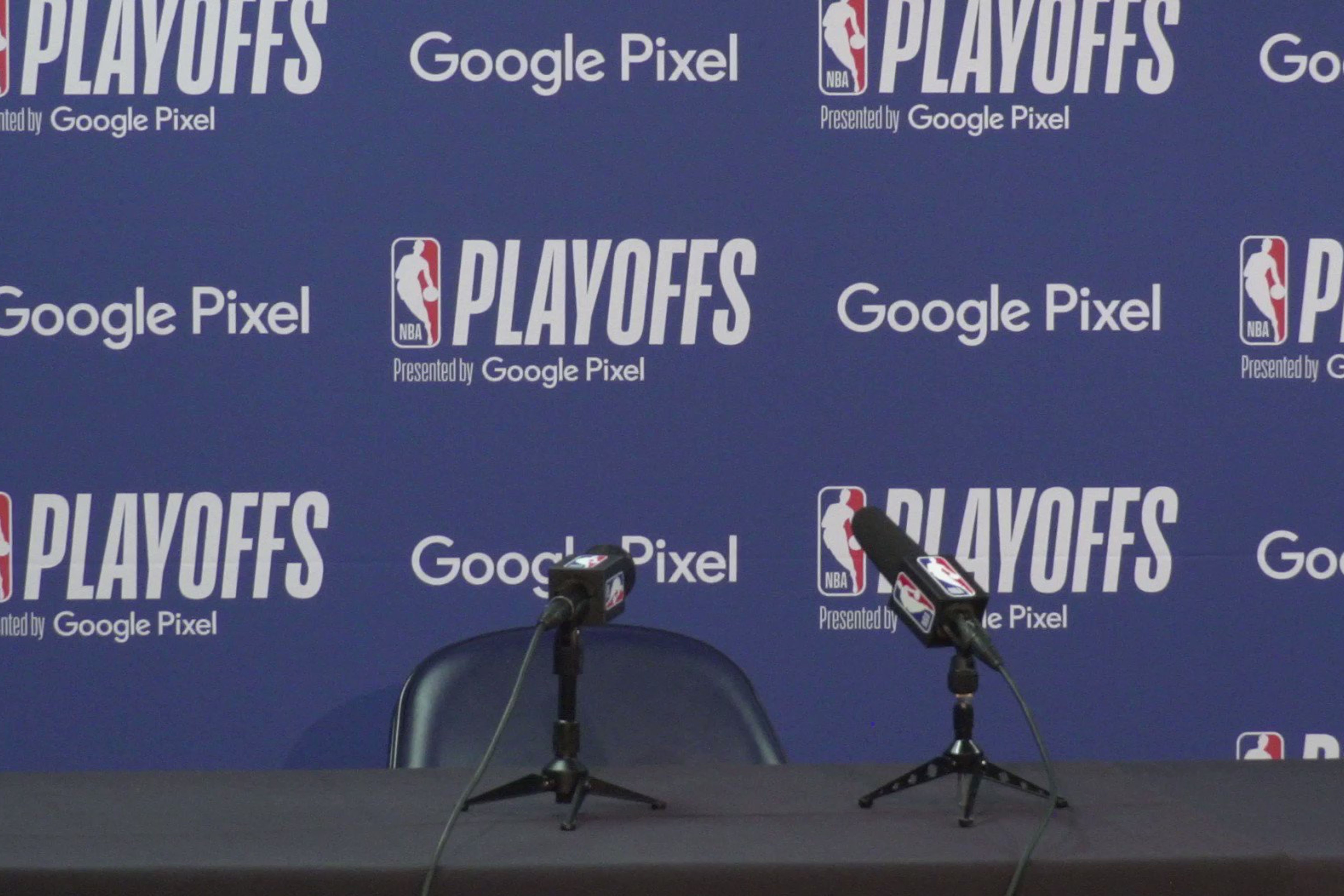 Cenário das coletivas de imprensa nos playoffs da NBA.