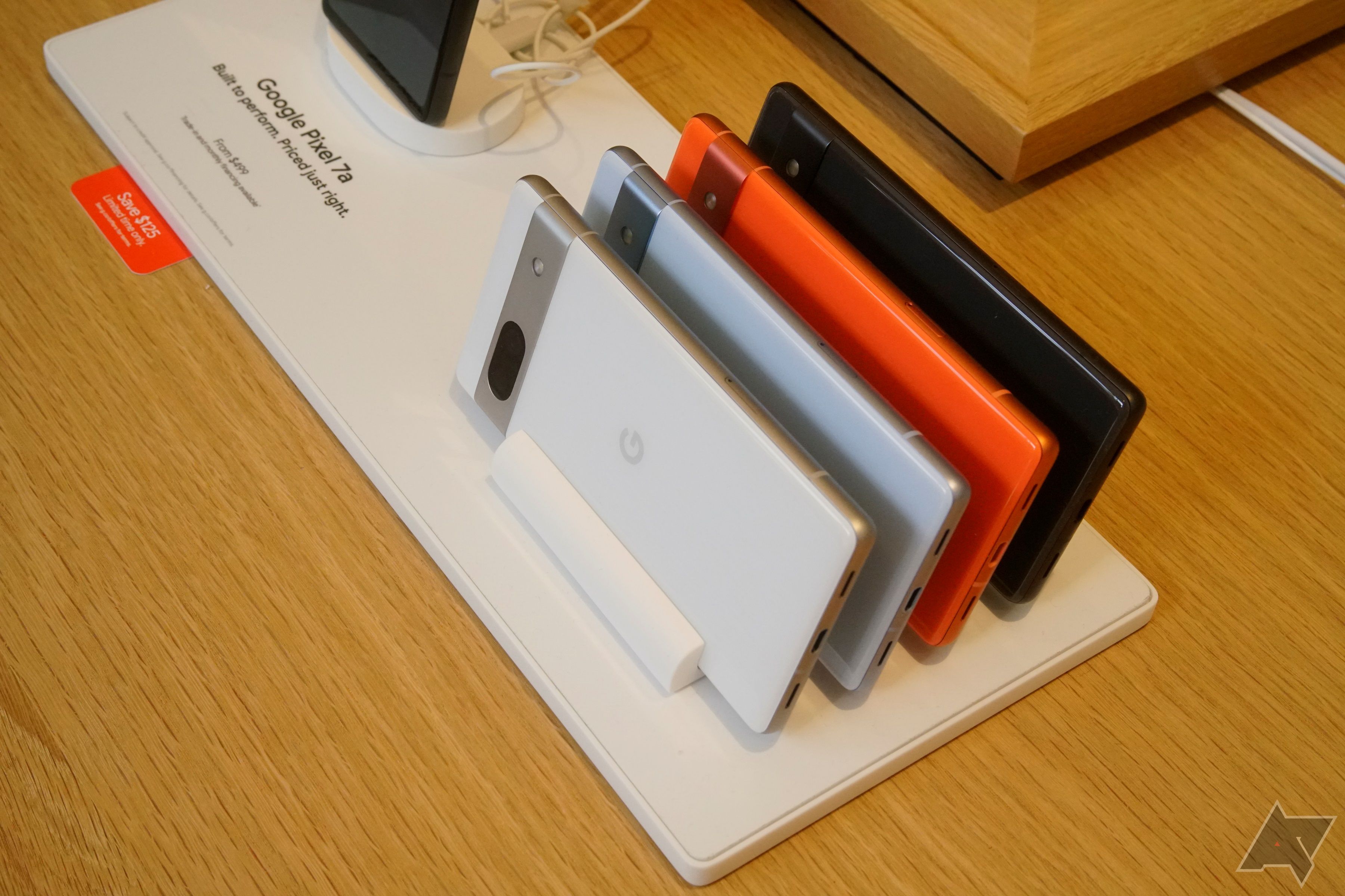 Um conjunto de quatro smartphones Pixel 7a sobre uma mesa.