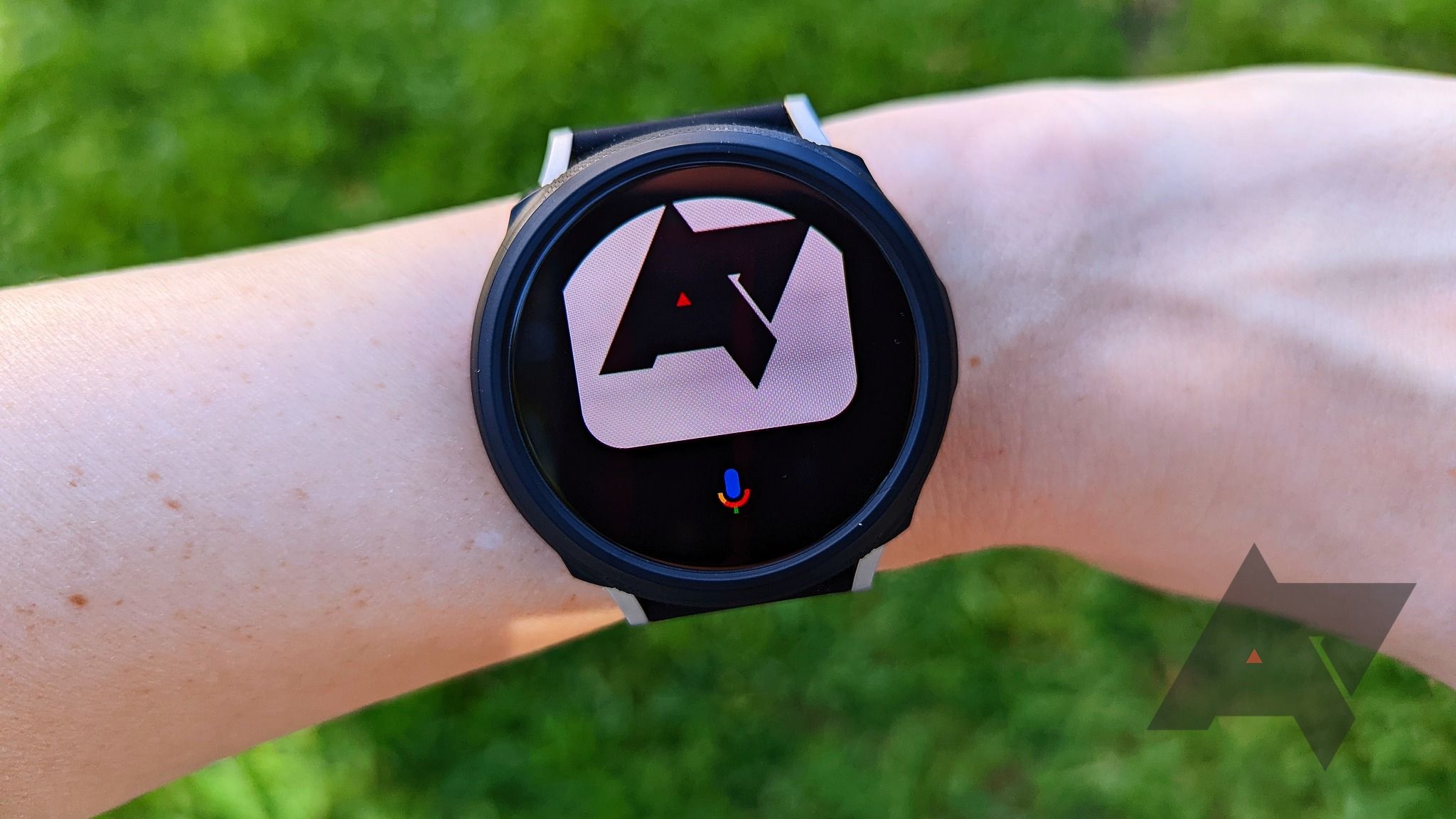 Google Assistant respondendo O que é Android Police no Galaxy Watch 4