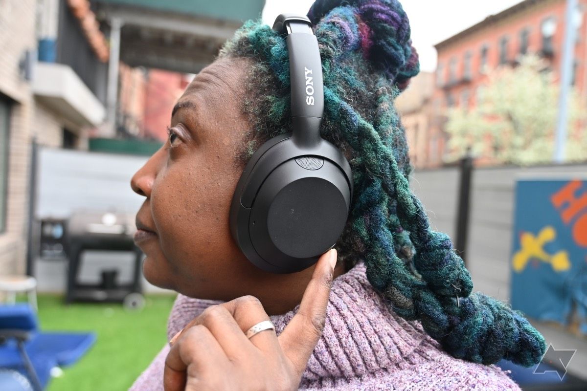 Fotografia lateral de uma mulher afro-americana usando fones de ouvido Sony Ult Wear