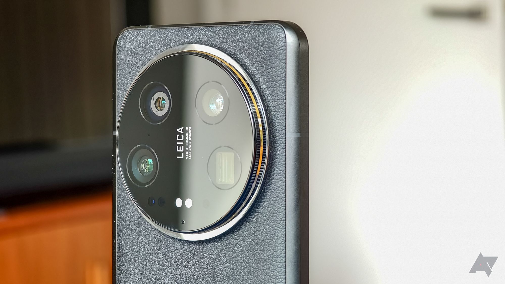 Câmera Xiaomi 14 Ultra em close, com luz refletida em metade do módulo da câmera