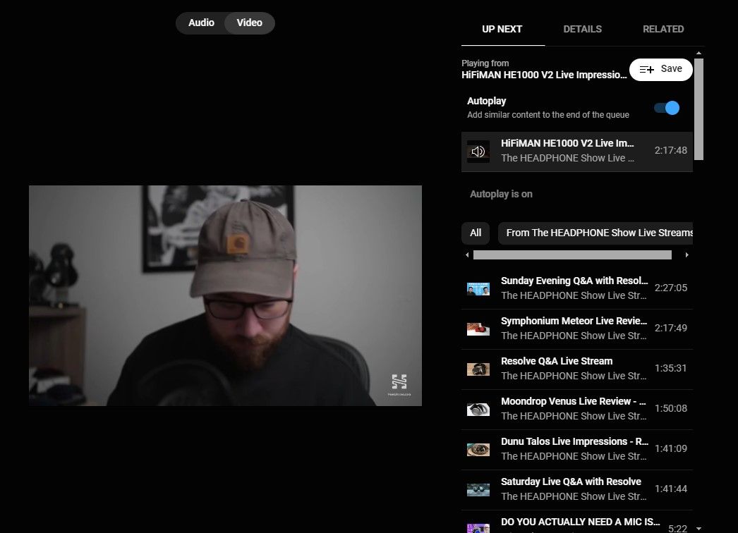 Uma captura de tela de um podcast no site do YouTube Music mostrando uma reprodução de vídeo e uma lista de reprodução de vídeos de outros episódios à direita.