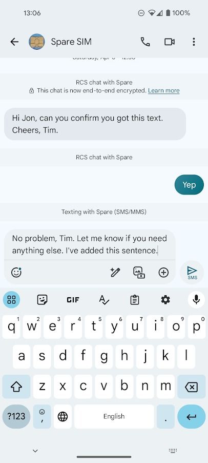 conversa de mensagens do Google com teclado aberto