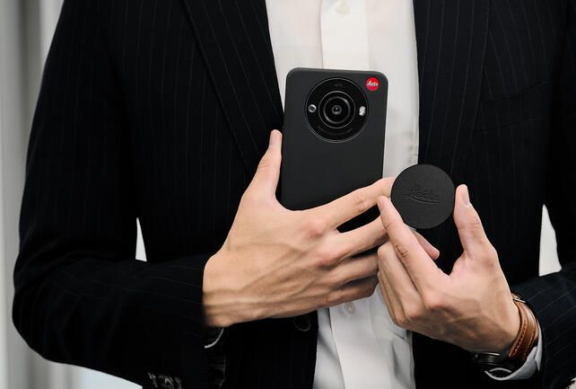 Leica Leitz Phone 3 em preto segurado por um homem