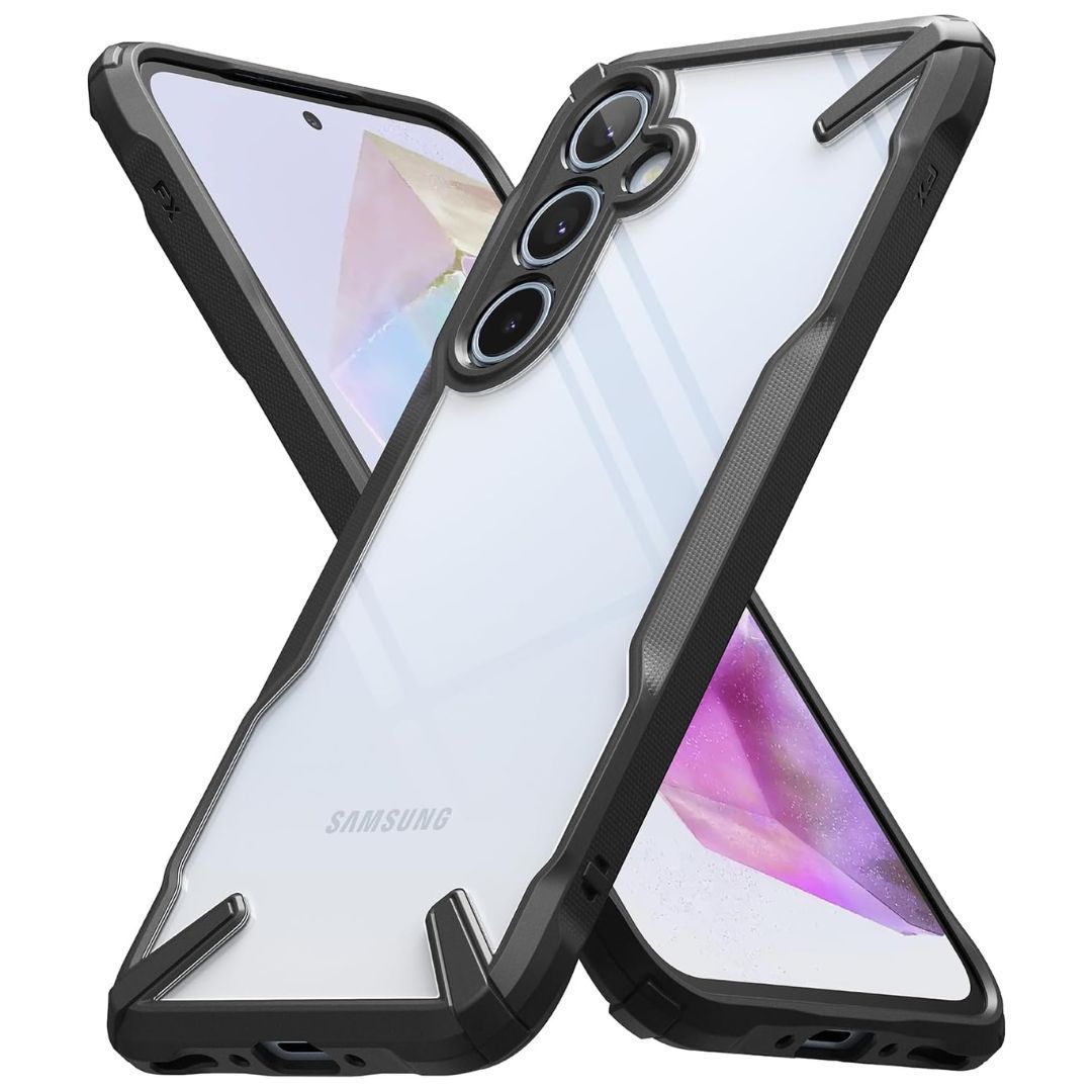 Uma capa transparente no Galaxy A35 exibindo a parte traseira do telefone e a tela frontal atrás dele