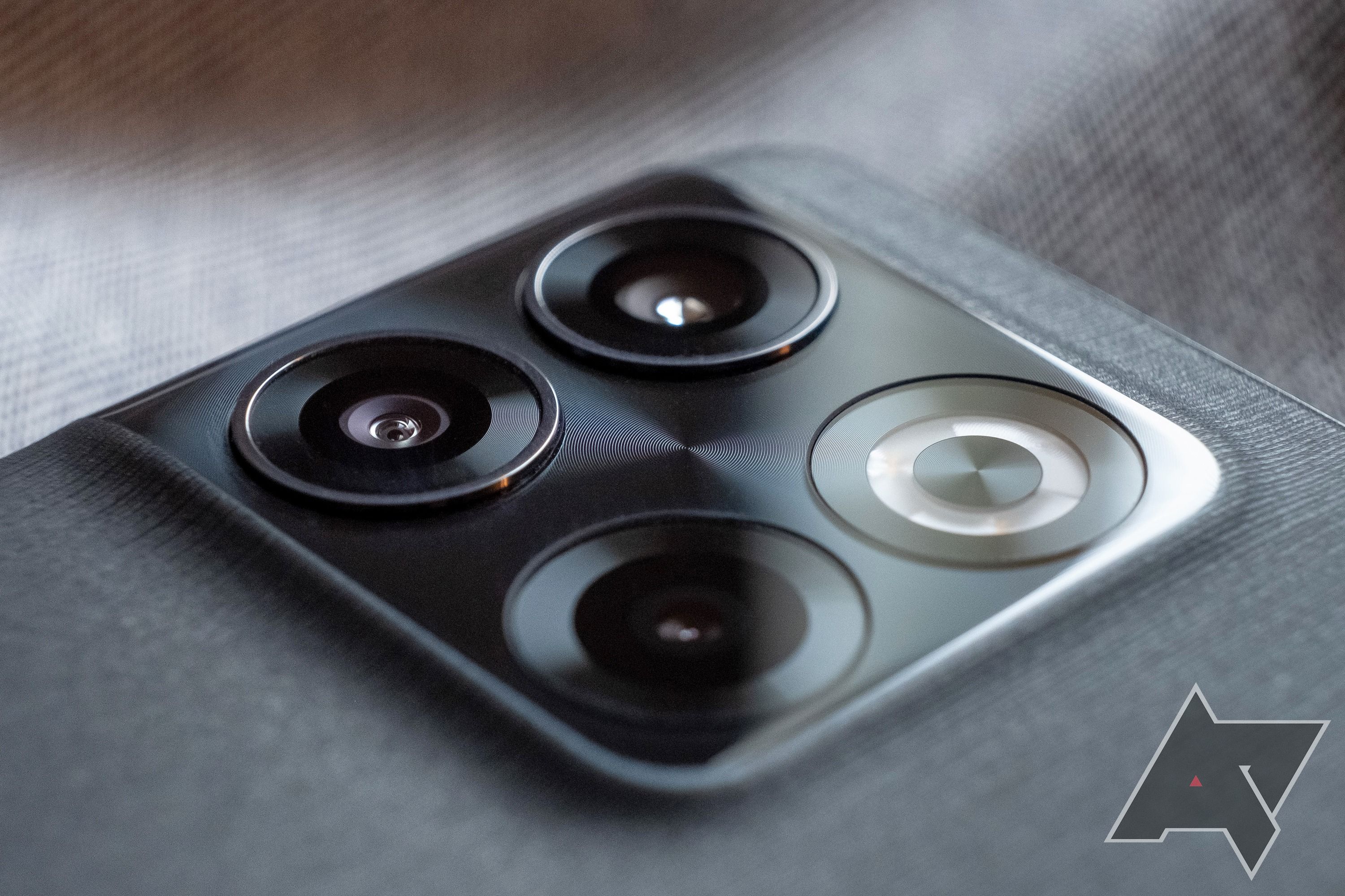O conjunto de câmeras traseiras em um OnePlus 10R preto.