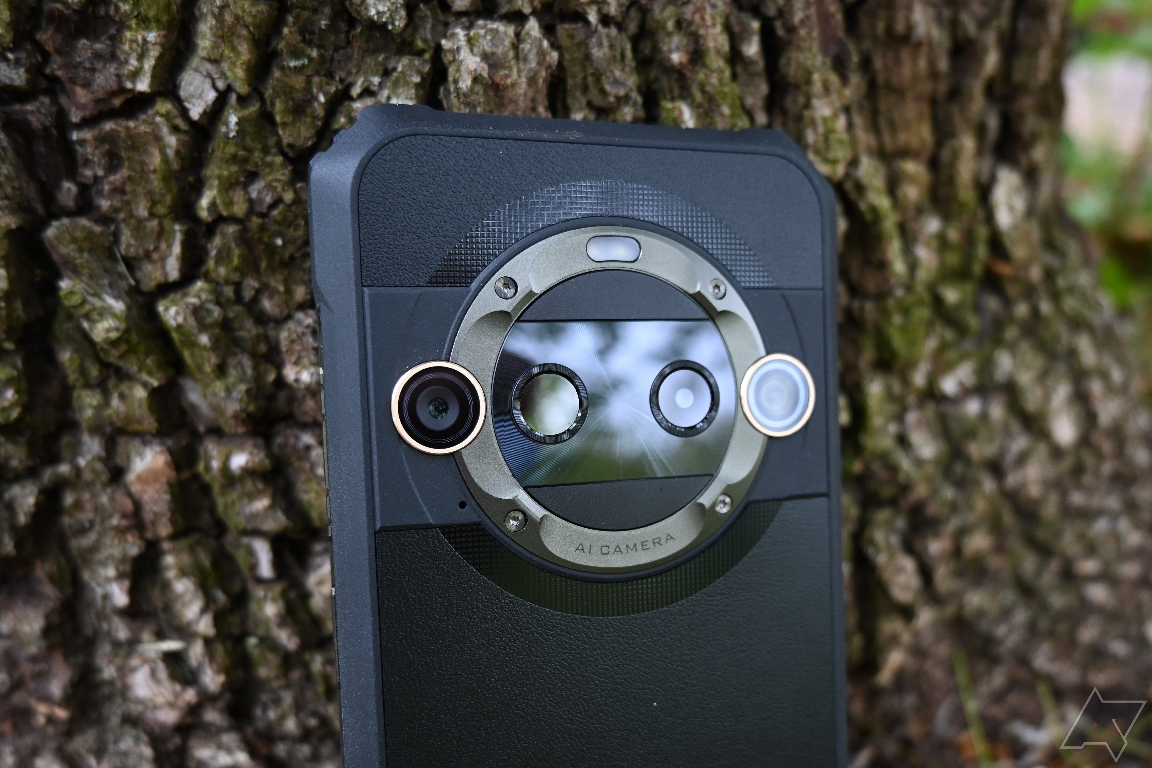 Câmeras Blackview BL9000 Pro contra um tronco de árvore
