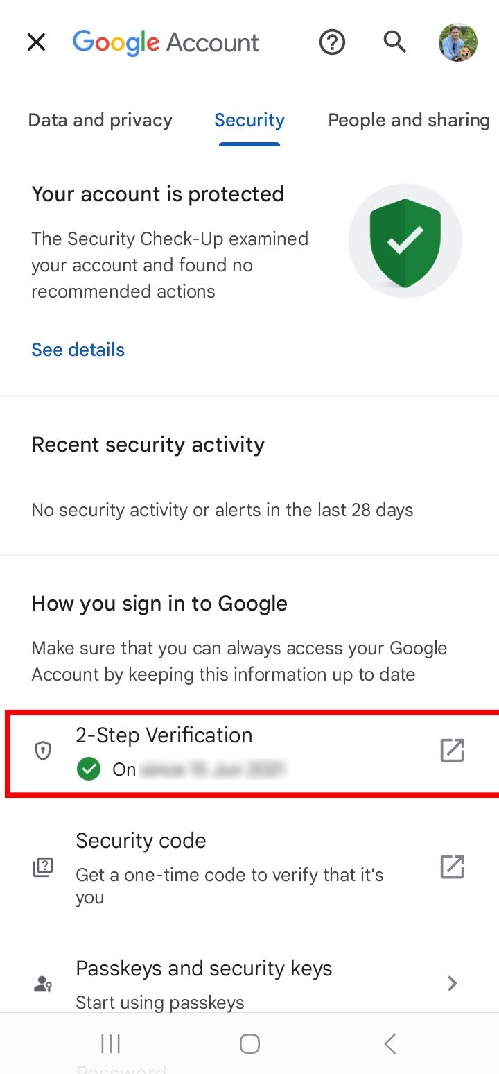 As configurações de segurança da Conta do Google mostram a verificação em duas etapas ativada e nenhum alerta de segurança recente.