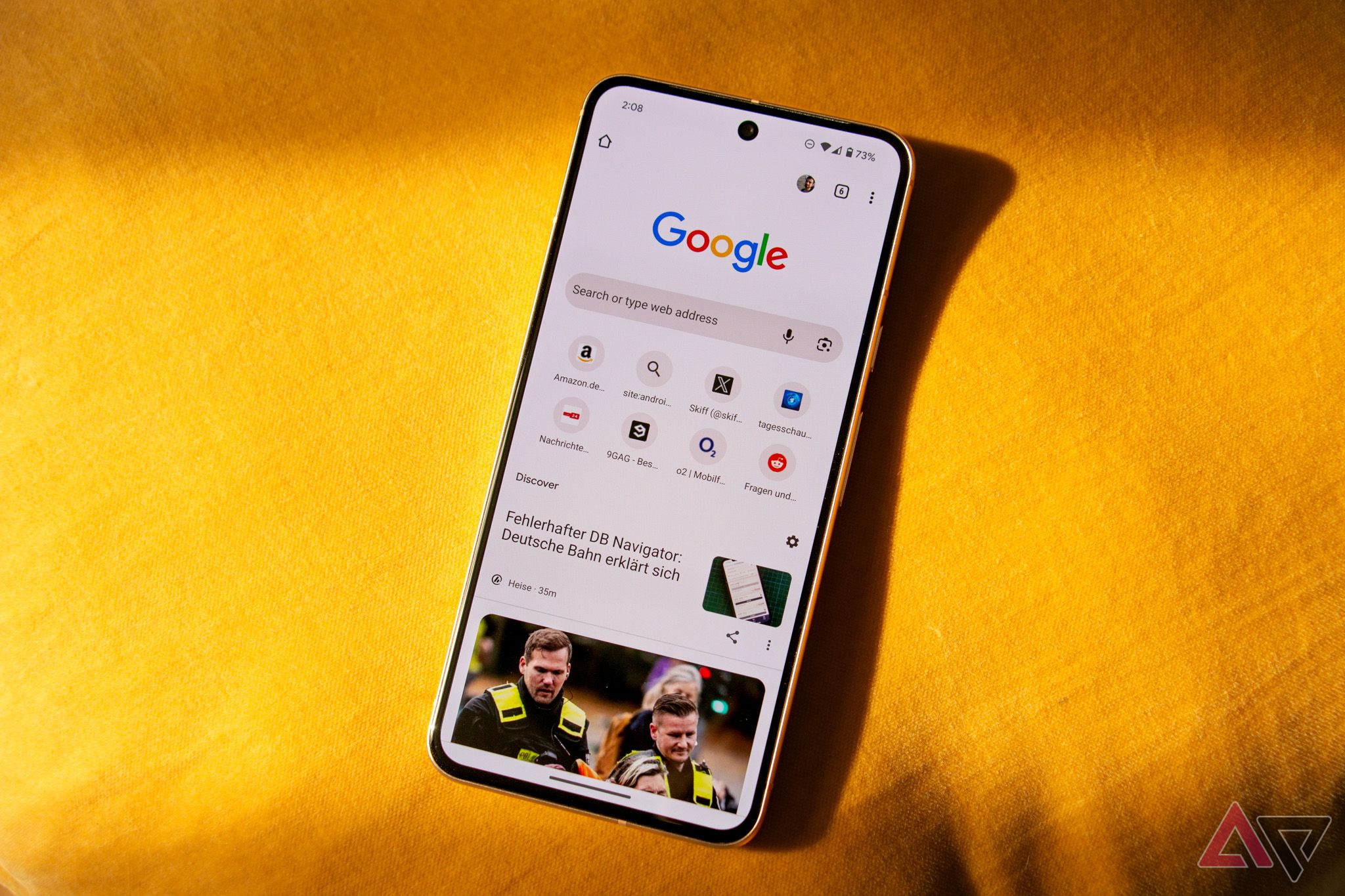 Google Pixel 8 em tecido amarelo brilhante com o Google Chrome aberto
