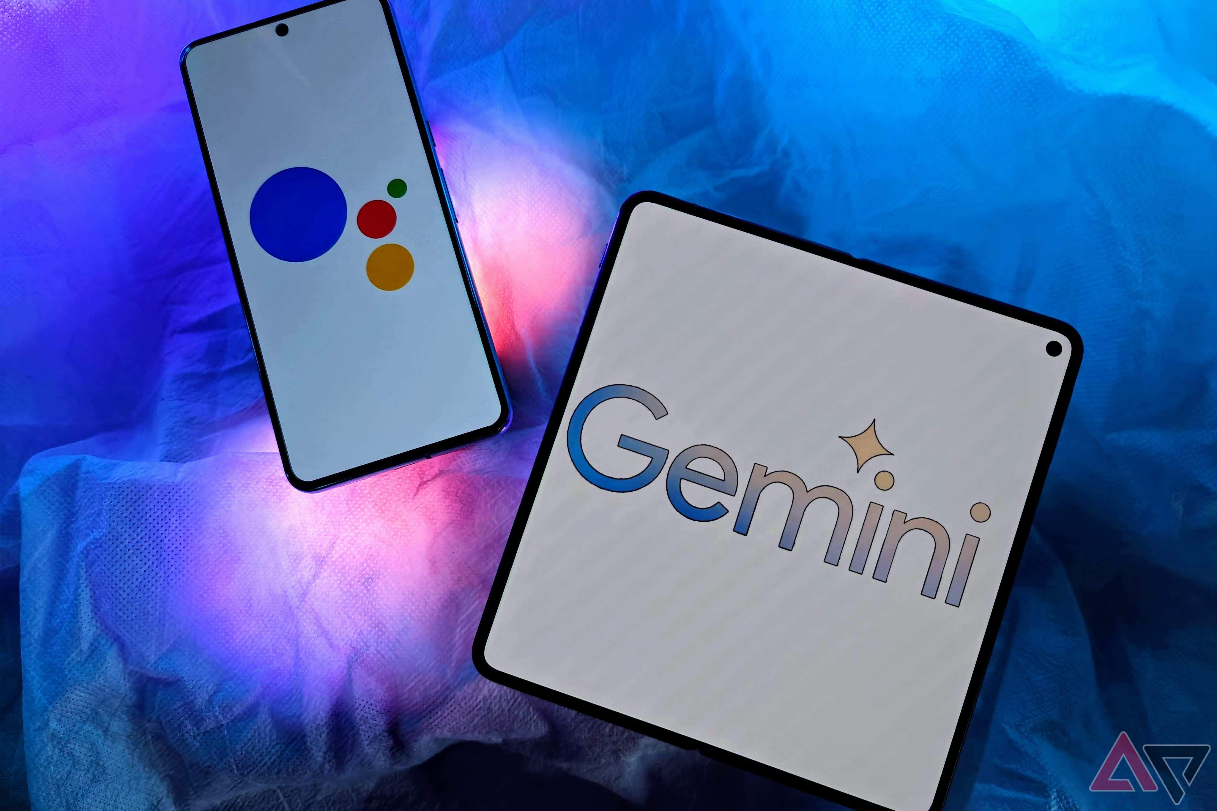OnePlus Open com logotipo do Google Gemini e Pixel 8 Pro com logotipo do Google Assistant em uma mesa com luzes RGB