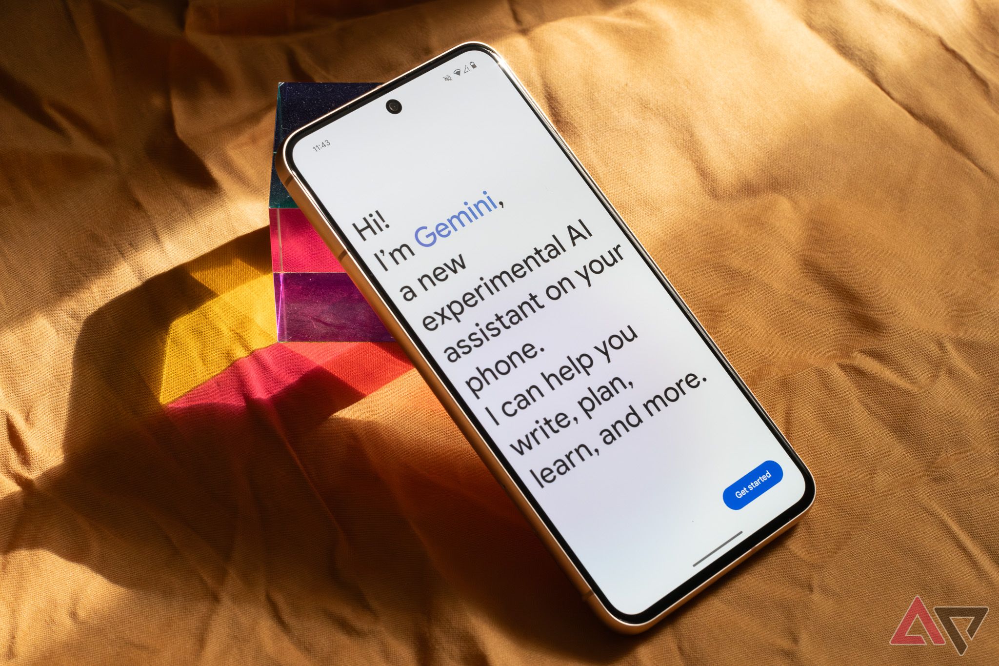 Texto apresentando o aplicativo Gemini exibido em um Google Pixel 8