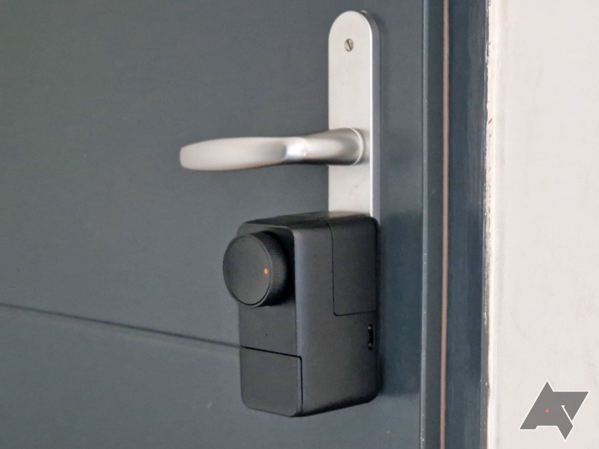 SwitchBot Lock Pro montado em uma porta abaixo de uma maçaneta