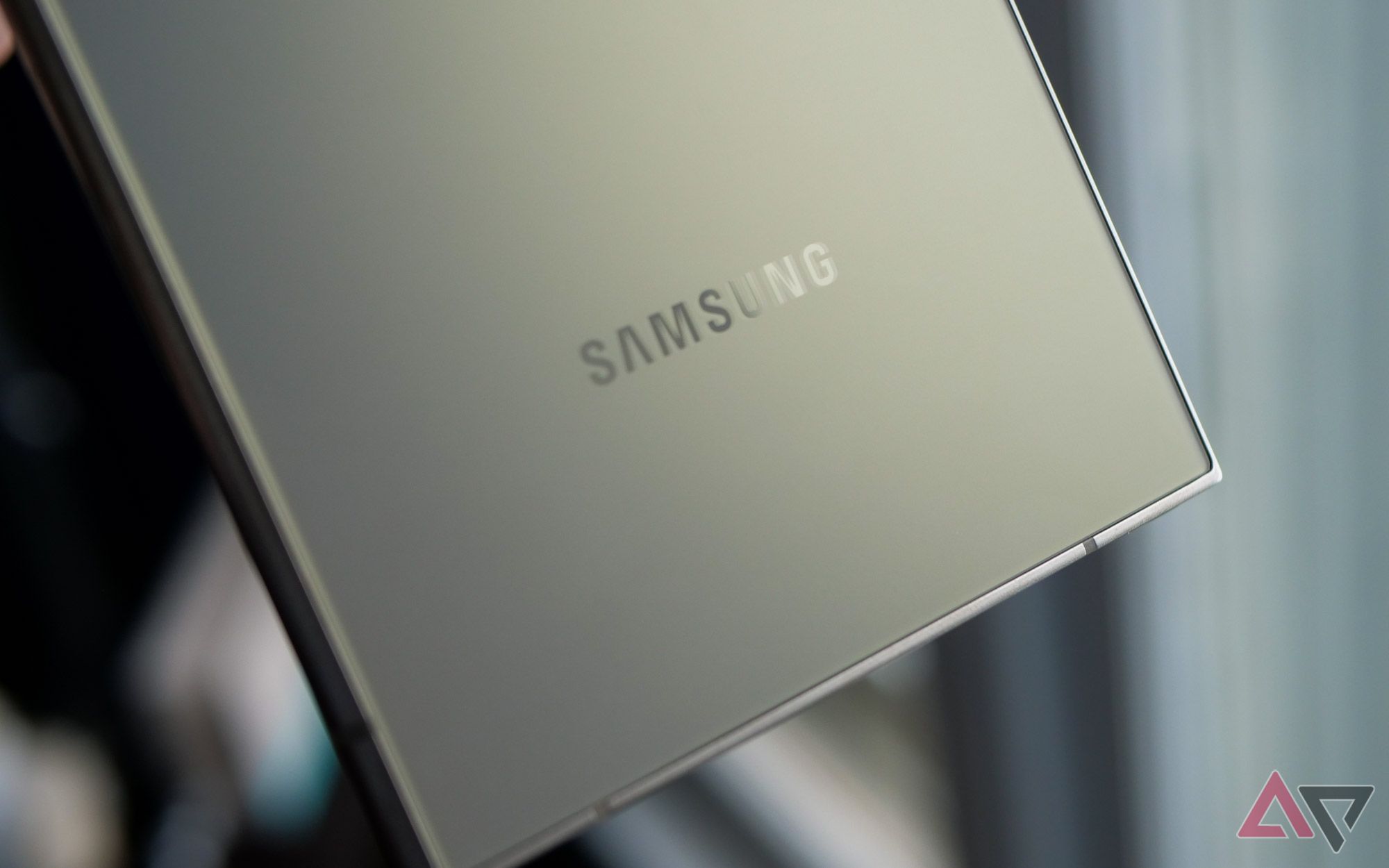 Um close no logotipo da Samsung no S24 Ultra.