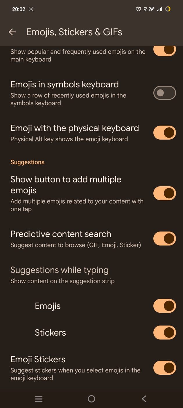 Captura de tela mostrando a opção de editar Emoji e adesivos no Gboard