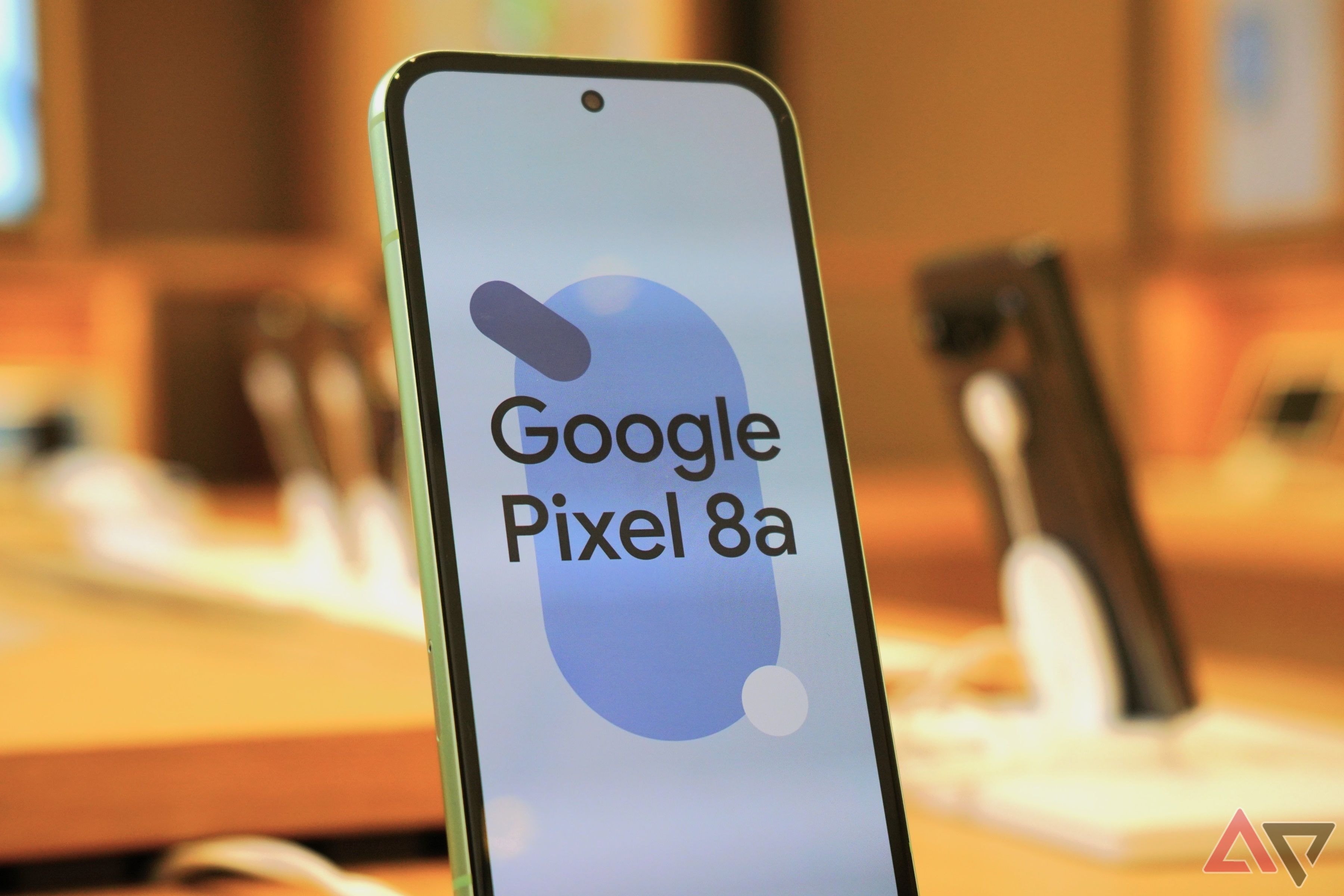 Uma unidade de exibição de varejo do Pixel 8a na Google Store em Boston.