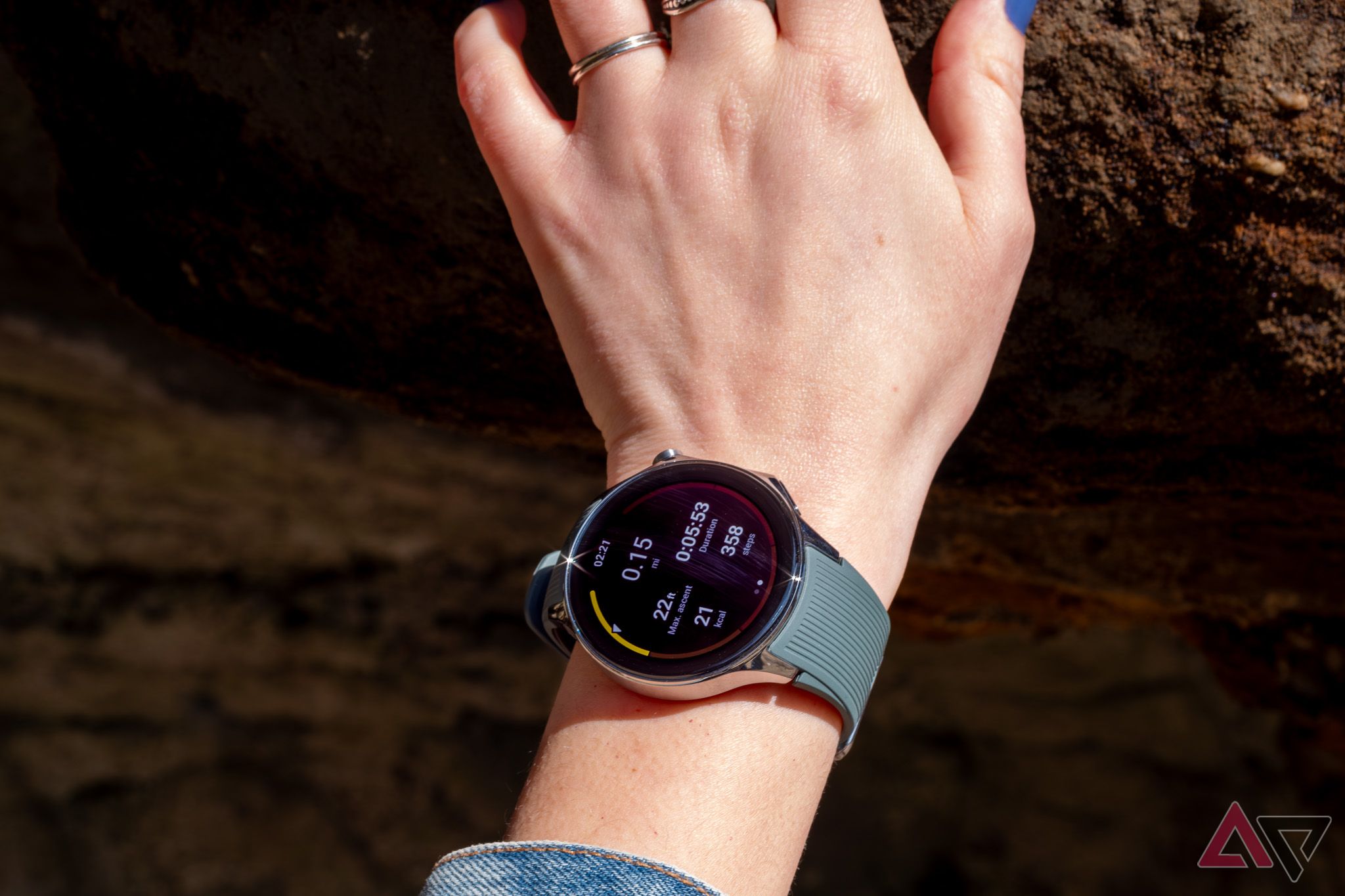Um smartwatch mostrando uma interface de treino