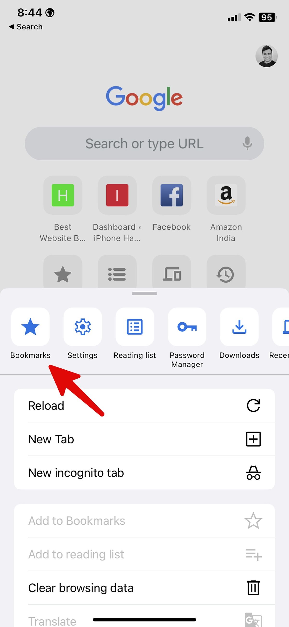 Uma seta vermelha apontando para a opção Favoritos no aplicativo Google Chrome para iOS