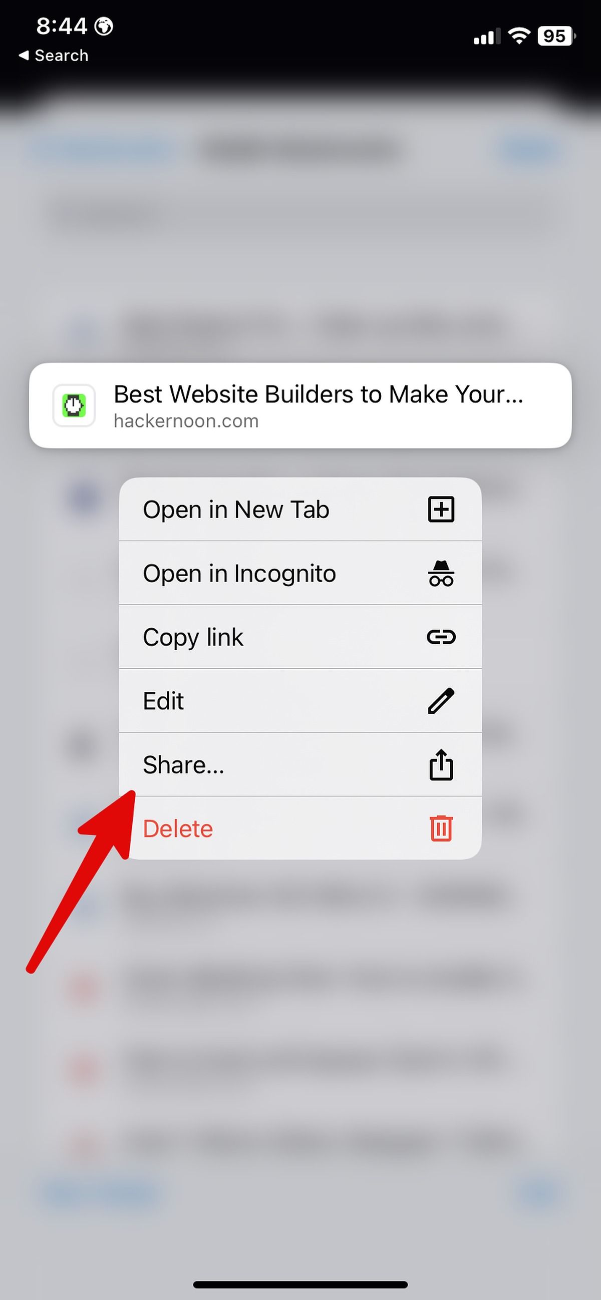 Uma seta vermelha apontando para a opção Compartilhar no menu de contexto do iOS após pressionar um link por um longo tempo