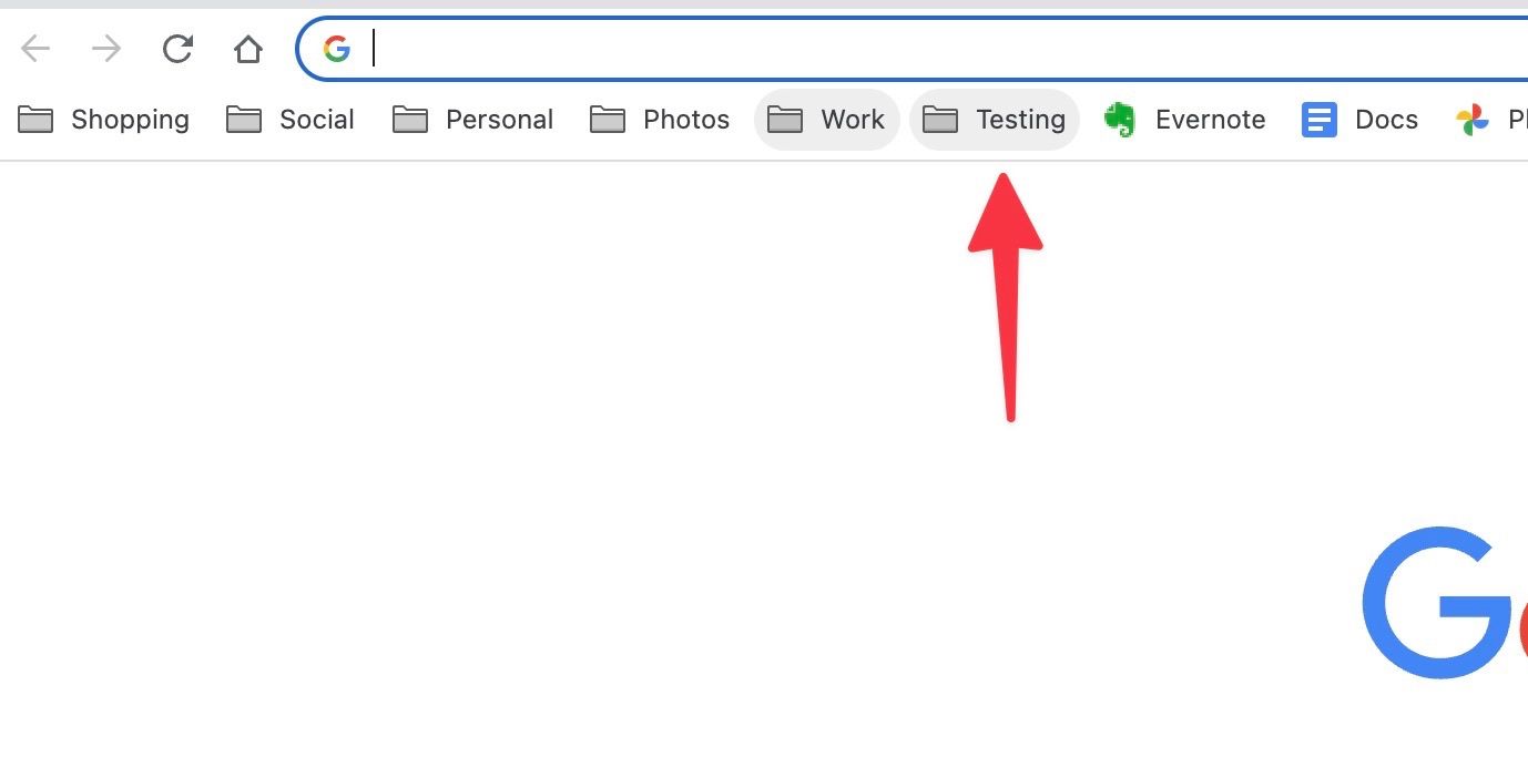 Uma seta vermelha apontando para a pasta na barra de favoritos do Google Chrome criada pela extensão TeamSync Bookmarks Google Chrome