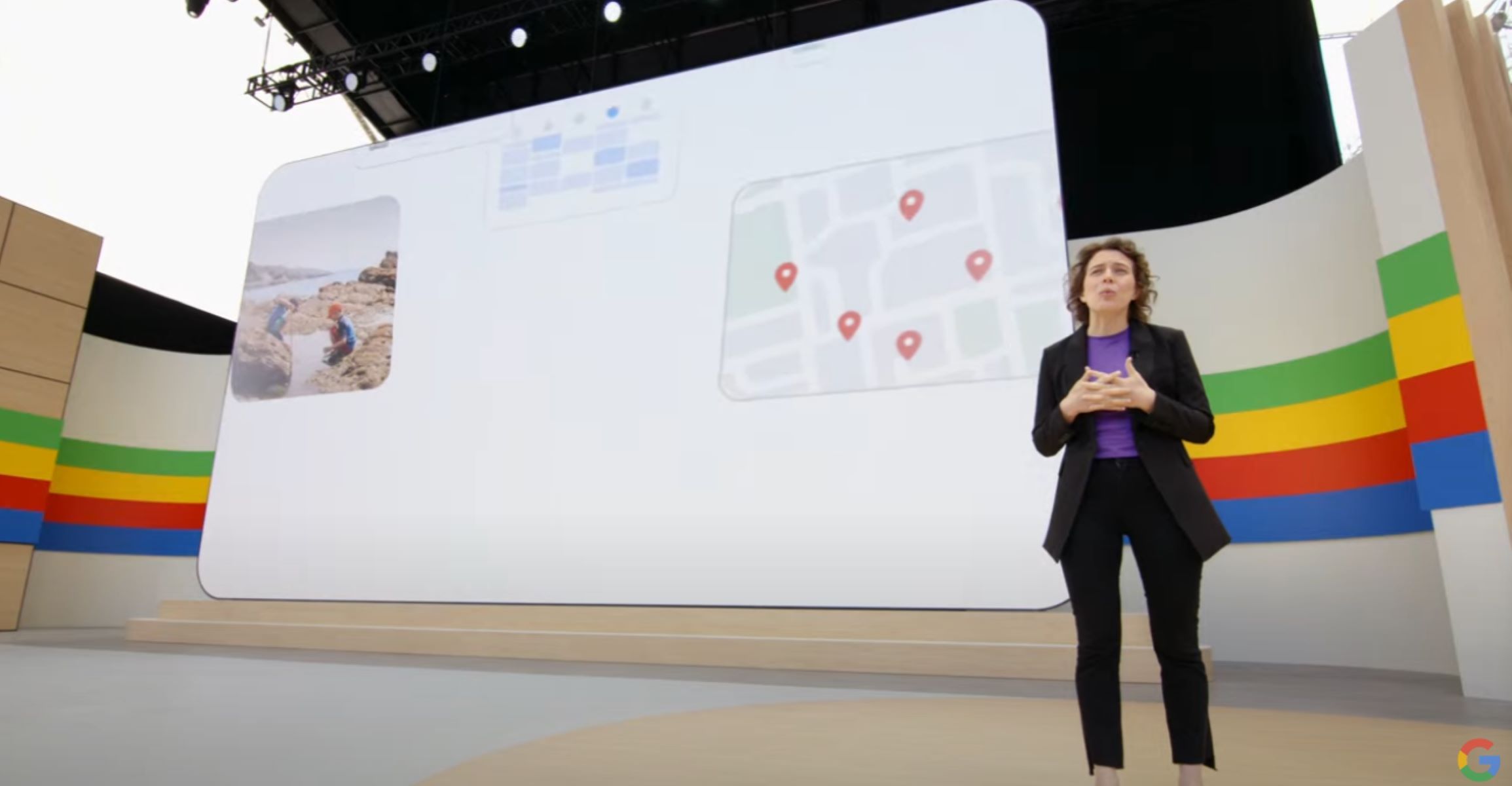 Uma captura de tela de Liz Reid no palco do Google IO com uma tela atrás dela exibindo um mapa e uma foto.