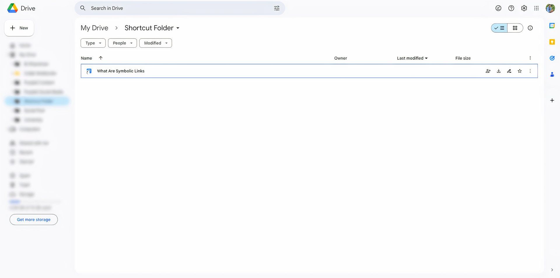   A imagem mostra uma interface do Google Drive com um arquivo de atalho dentro de uma pasta chamada Shortcut Folder