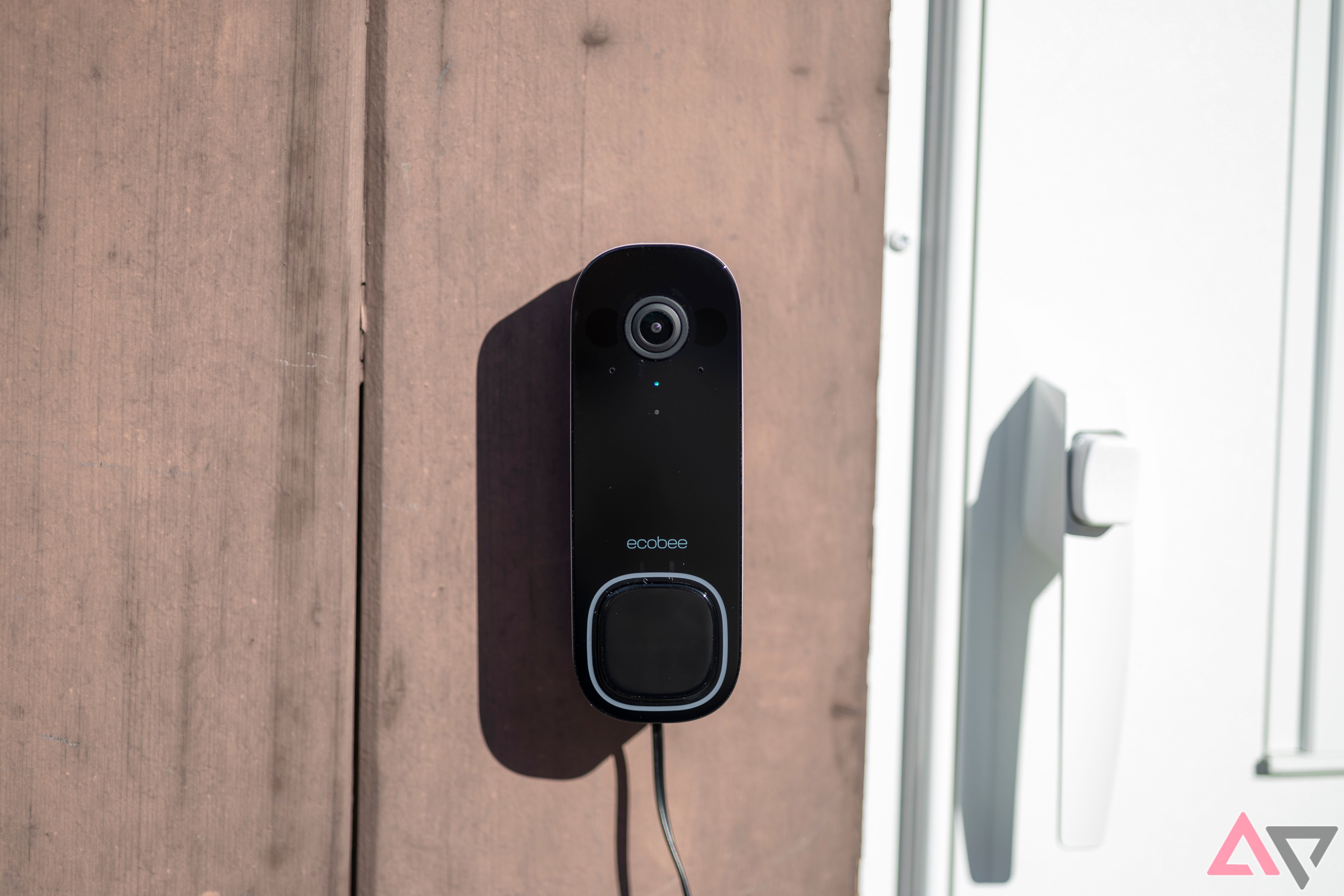 Câmera Ecobee Smart Doorbell (com fio) ao lado da porta branca do pátio
