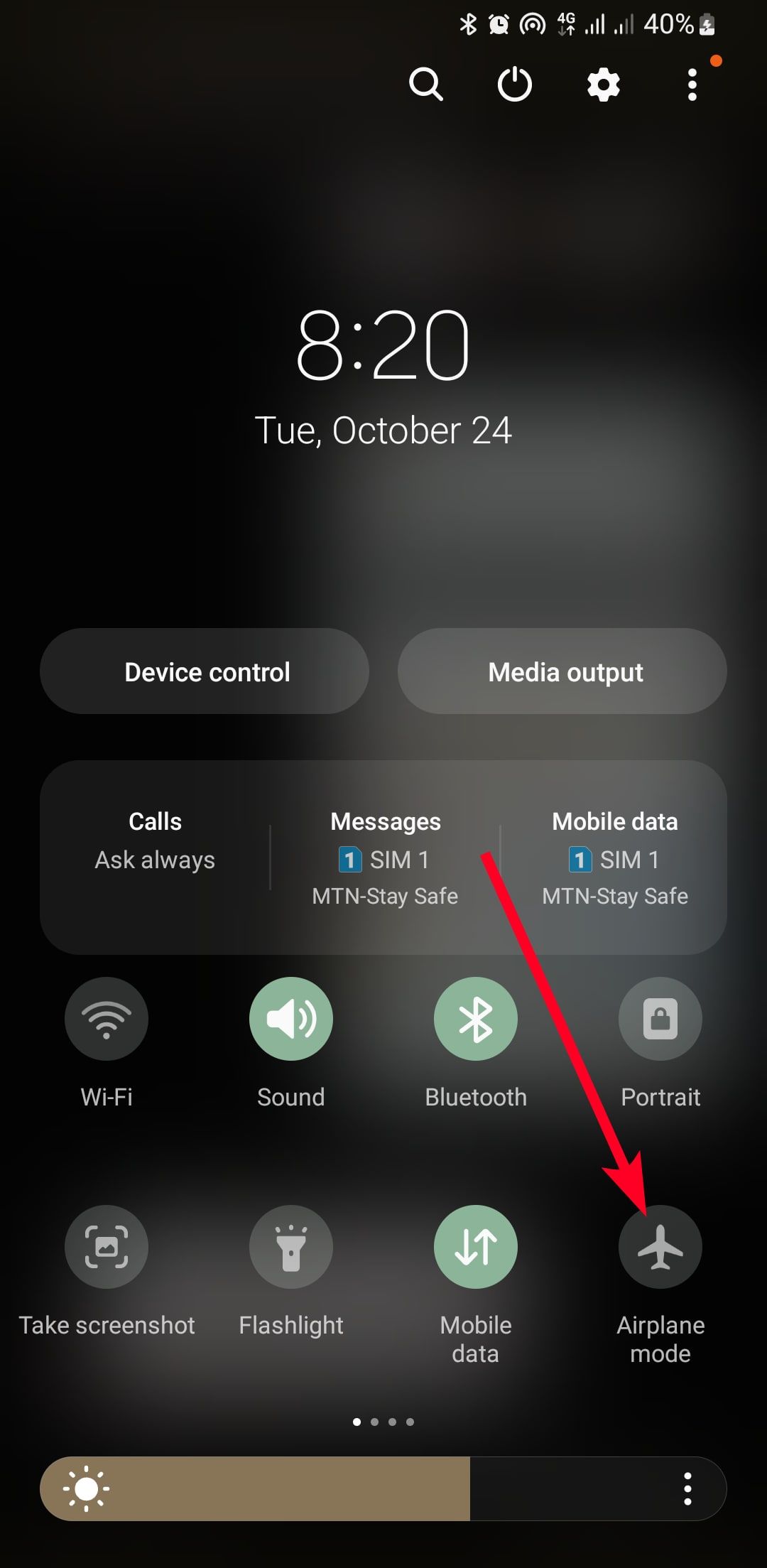 seta sólida vermelha apontando para o botão Modo avião no painel de notificação do Android