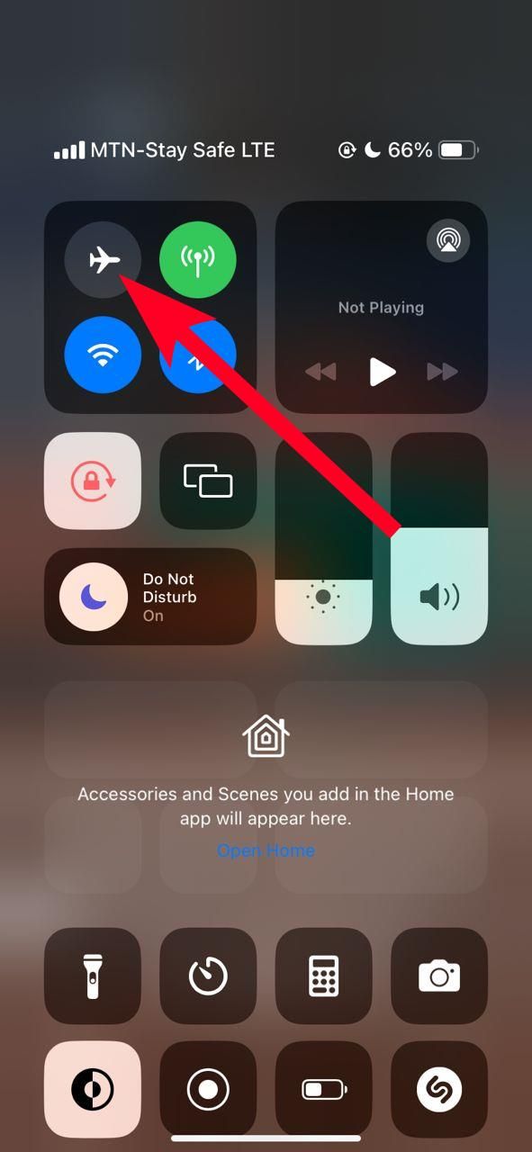 seta sólida vermelha apontando para o ícone do modo Avião no Centro de Controle do iPhone