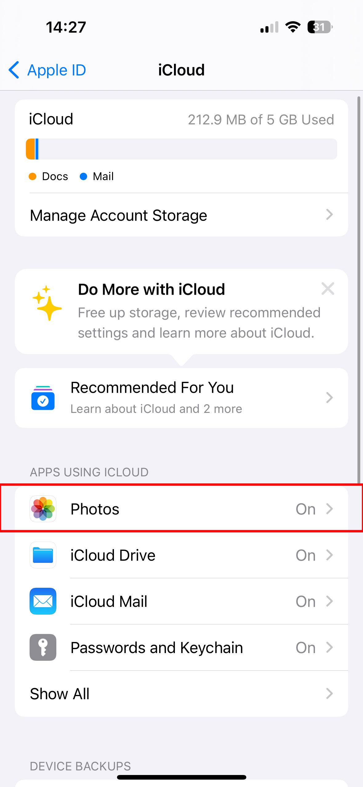 Uma captura de tela das configurações do iCloud em um iPhone, mostrando várias opções, incluindo uso de armazenamento do iCloud, "Fotos" ativado e outros serviços do iCloud.