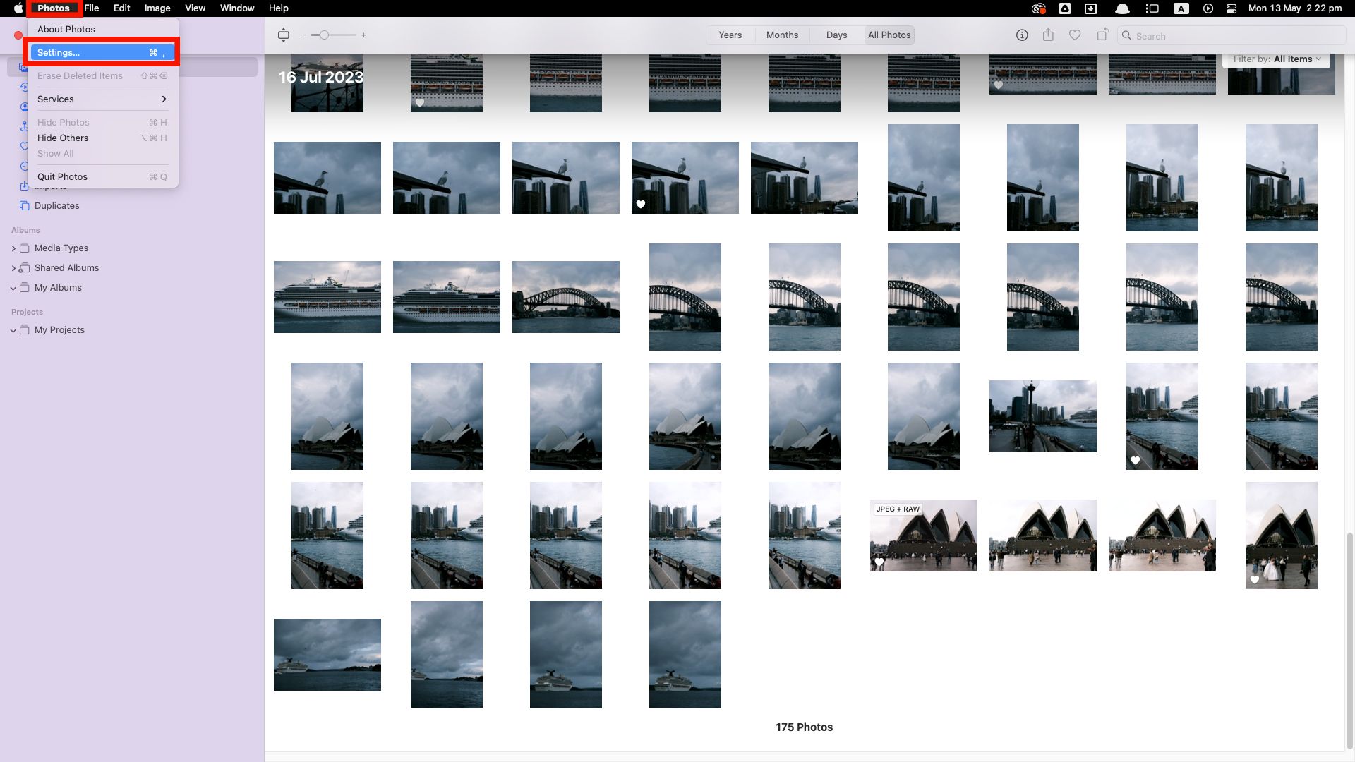 Uma captura de tela de um Mac mostrando a interface do aplicativo Fotos com várias fotos exibidas, destacando a opção de configurações na barra de menu superior.