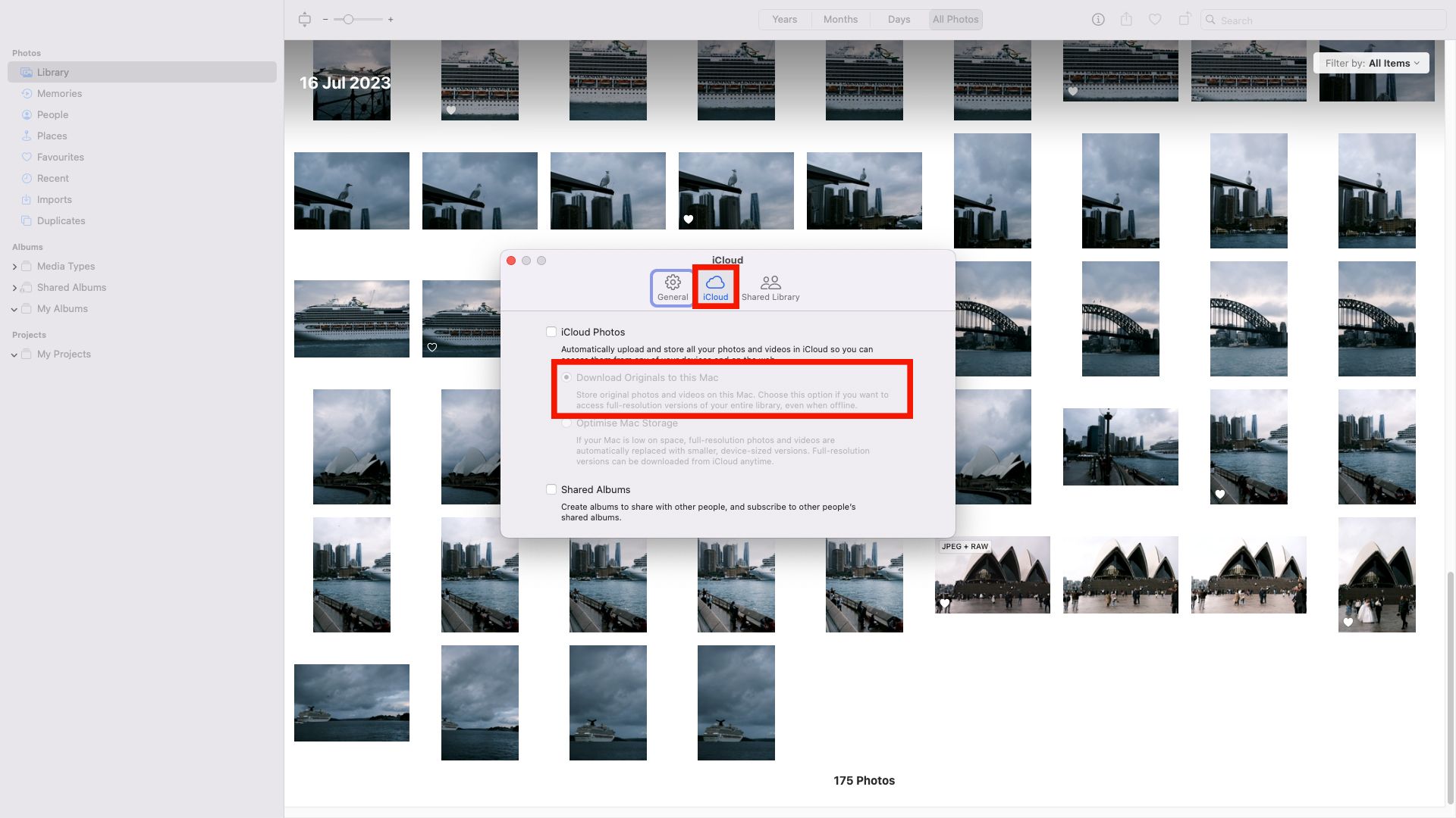 Uma captura de tela de um Mac no aplicativo Fotos, com foco na seção iCloud em Preferências, onde são exibidas opções para armazenamento de fotos, como "Baixar Originais" e "Otimize o armazenamento do Mac.