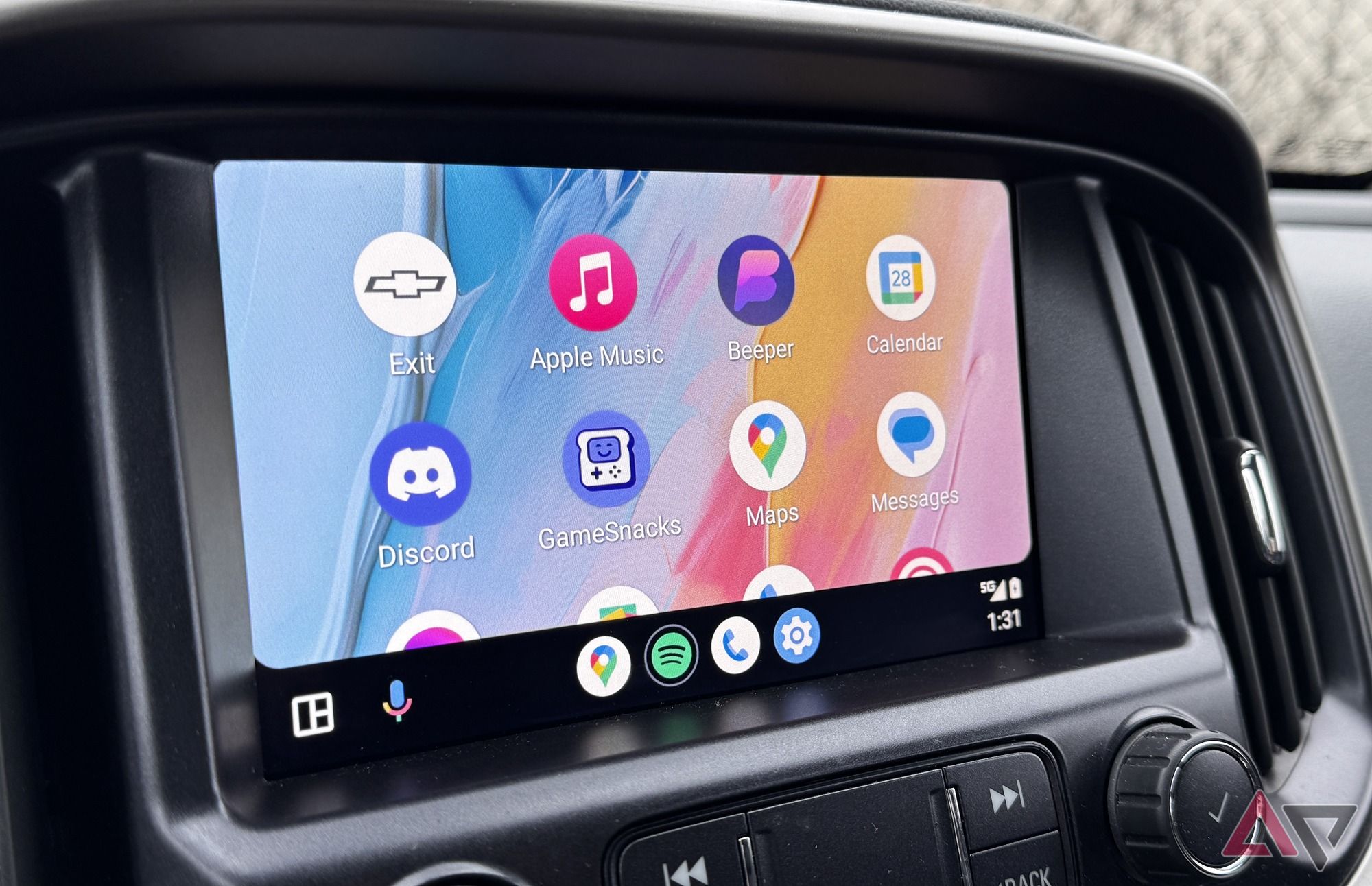 A tela do Android Auto no painel de um carro
