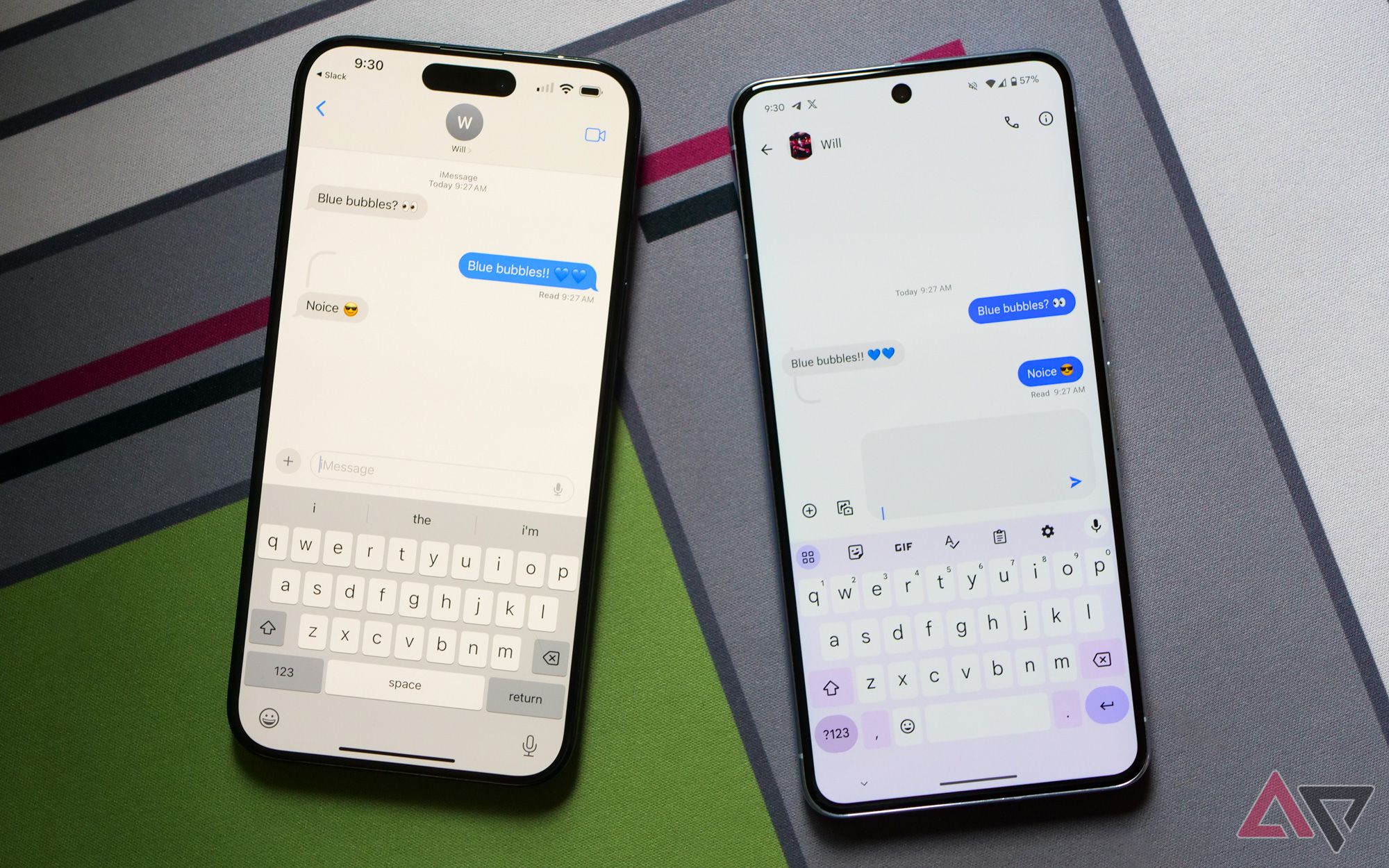 Um iPhone executando o iMessage ao lado de um telefone Android executando o Beeper Mini