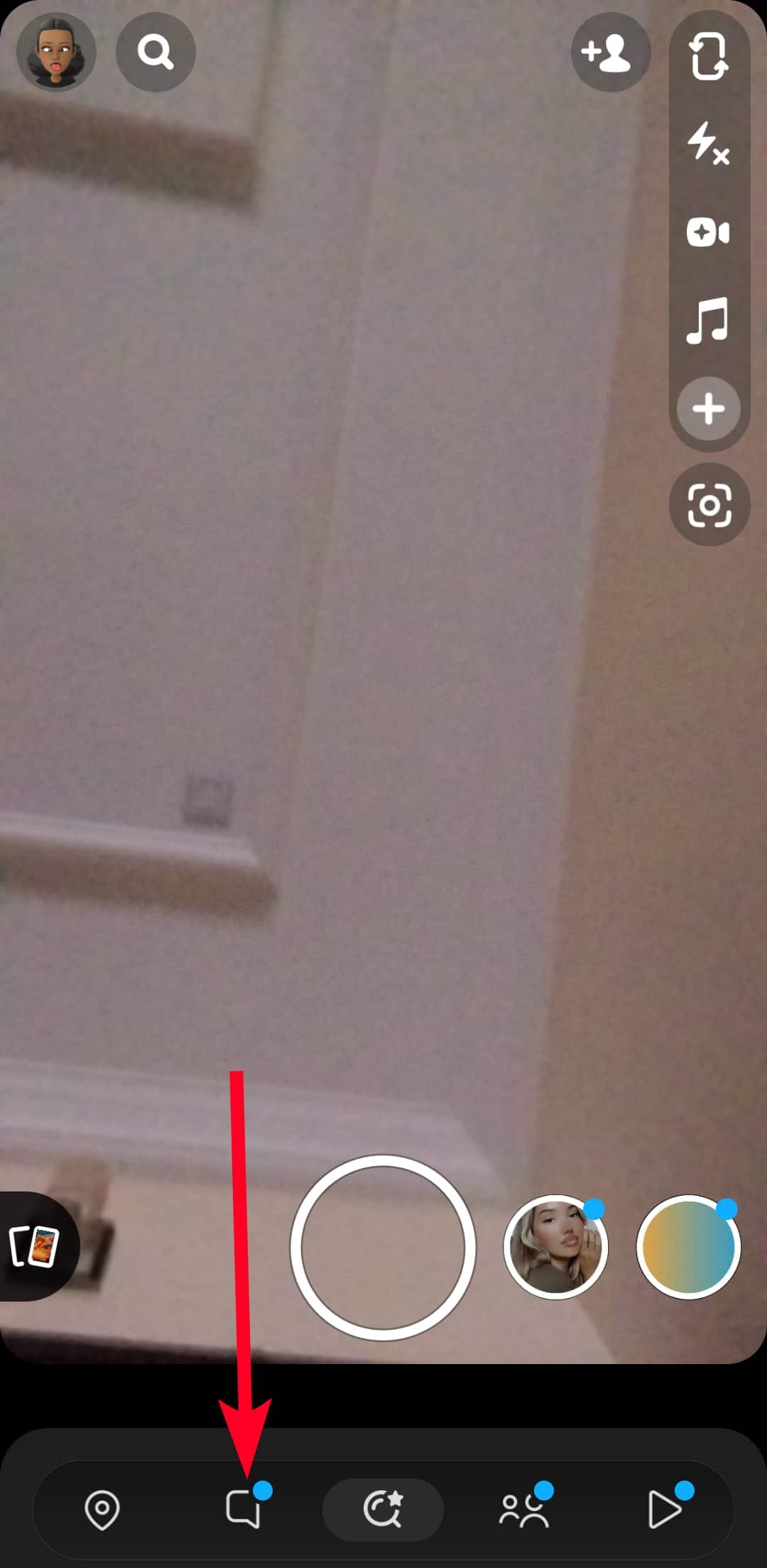 Selecionando o ícone de bate-papo na tela da câmera do Snapchat