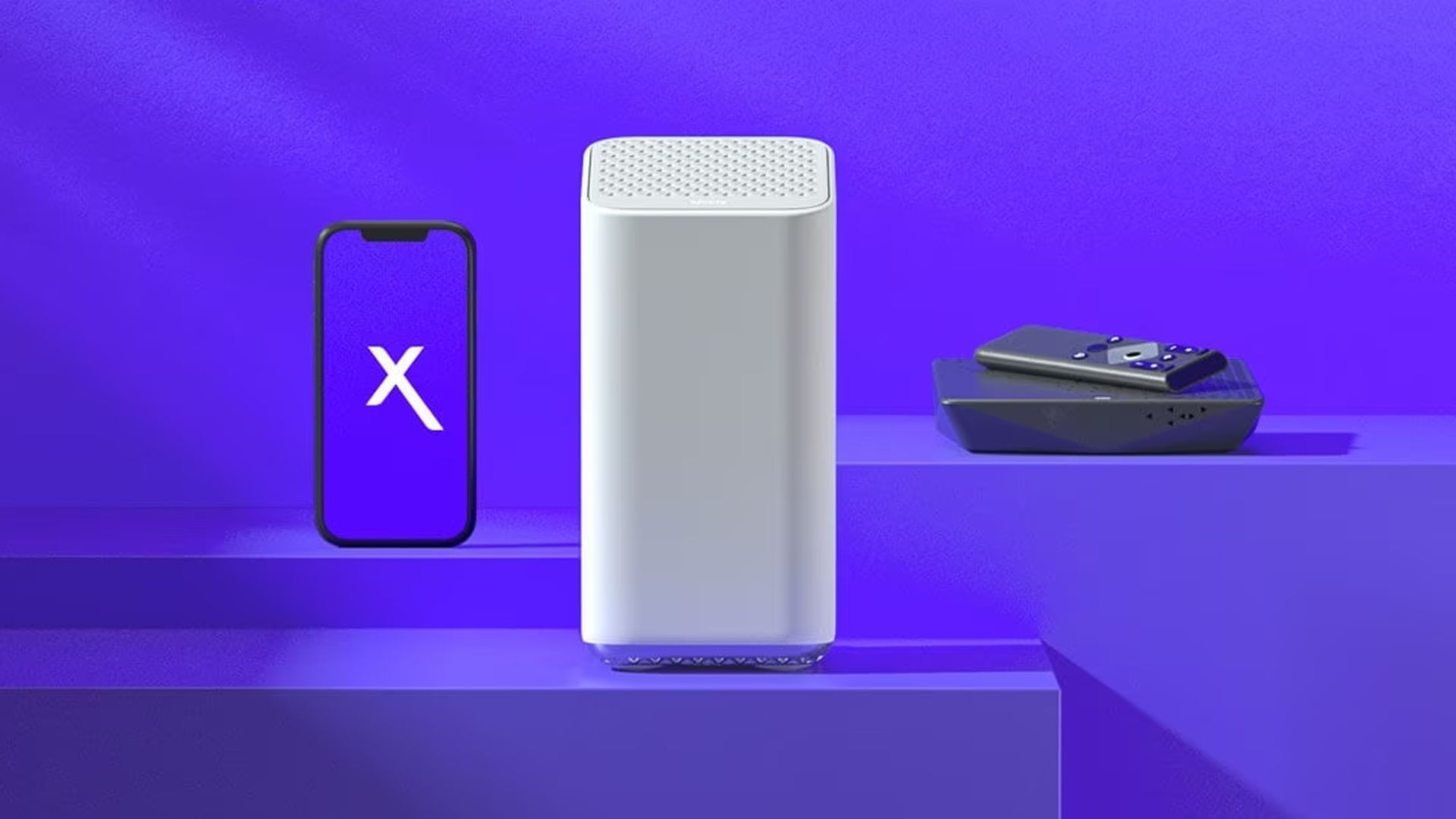 O logotipo Xfinity em um smartphone, acompanhado por um roteador e um decodificador contra um fundo azul