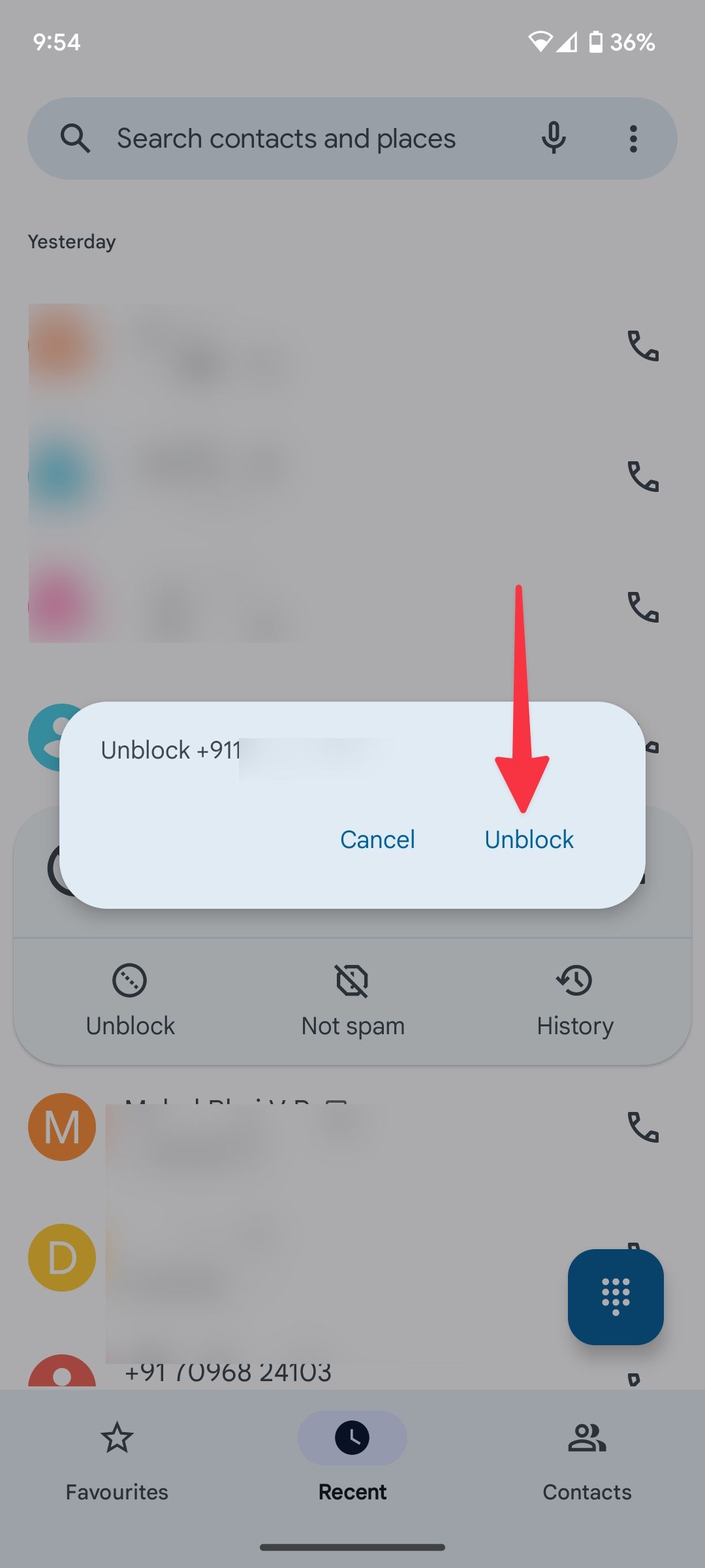 seta sólida vermelha apontando para desbloquear a opção de um número no aplicativo Telefone