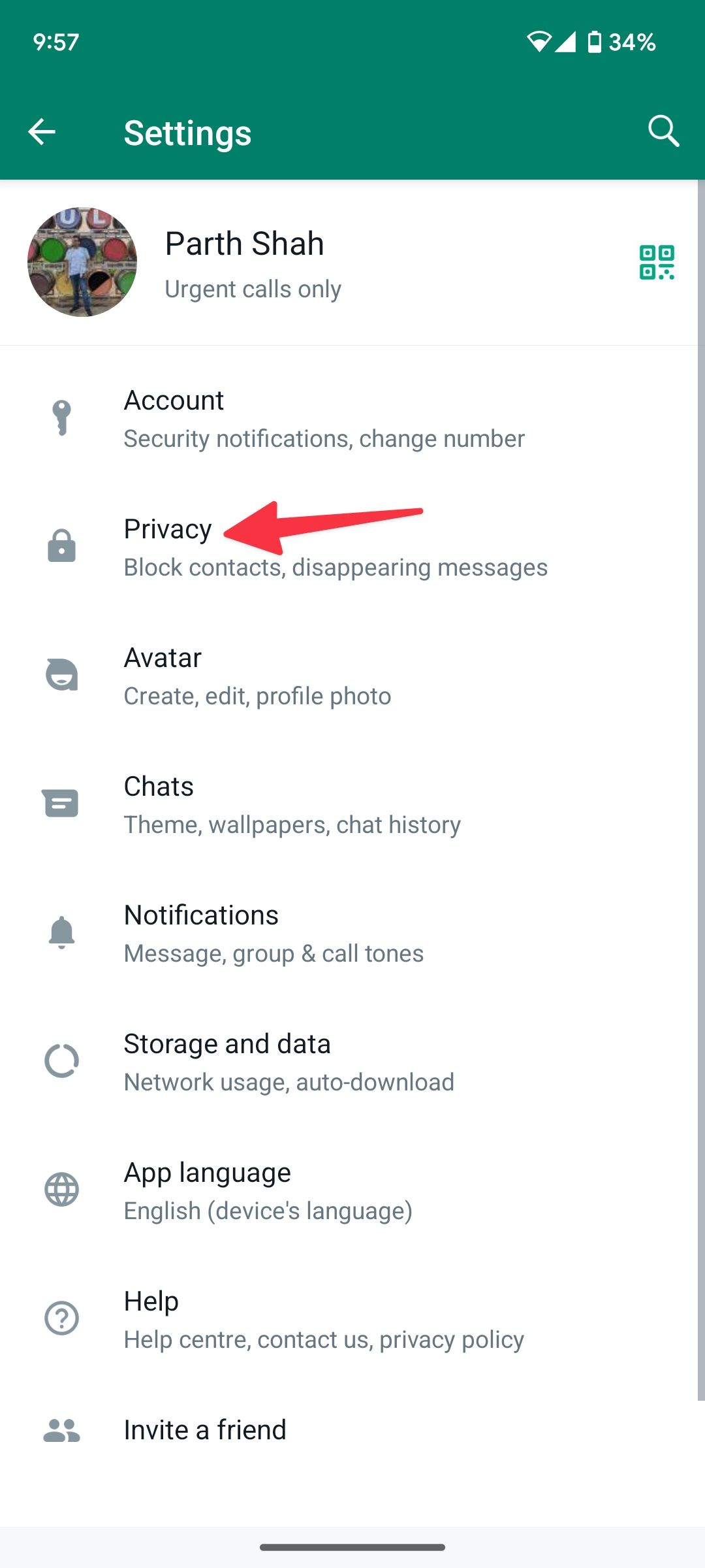 seta sólida vermelha apontando para o menu de privacidade no WhatsApp