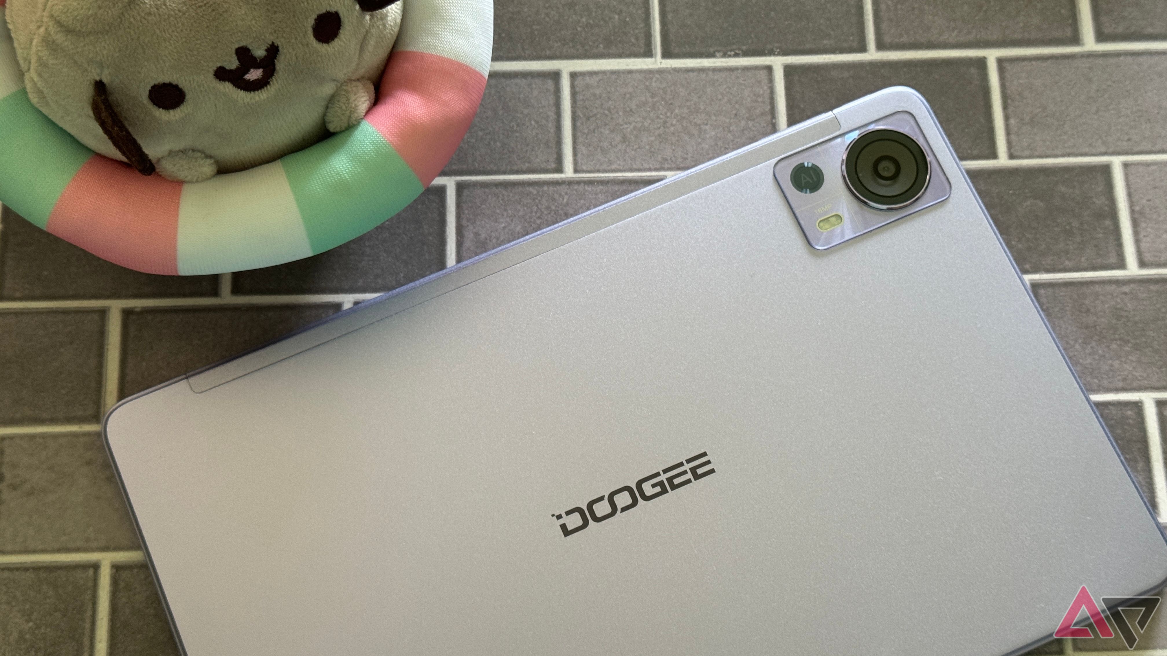 Doogee T20 em roxo virado para baixo em um tablet