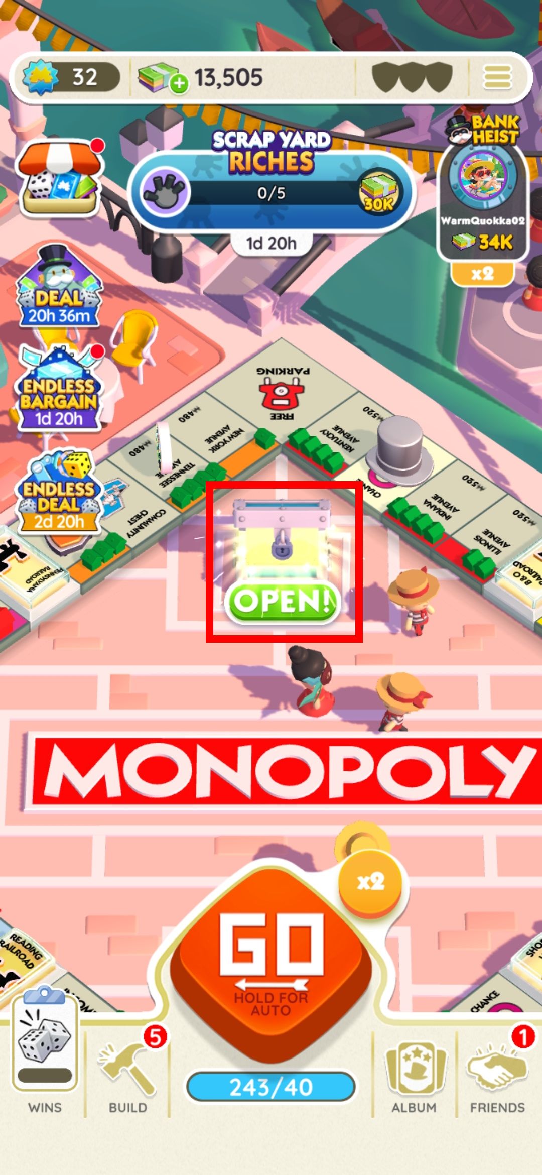 contorno de retângulo vermelho sobre o baú da comunidade e botão verde para abrir no tabuleiro de jogo de monopólio