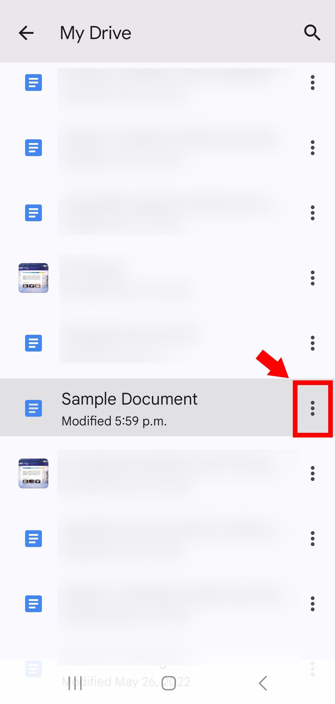 seta sólida vermelha apontando para o contorno do retângulo vermelho sobre o ícone de três pontos (kebab) ao lado de um arquivo no Google Drive