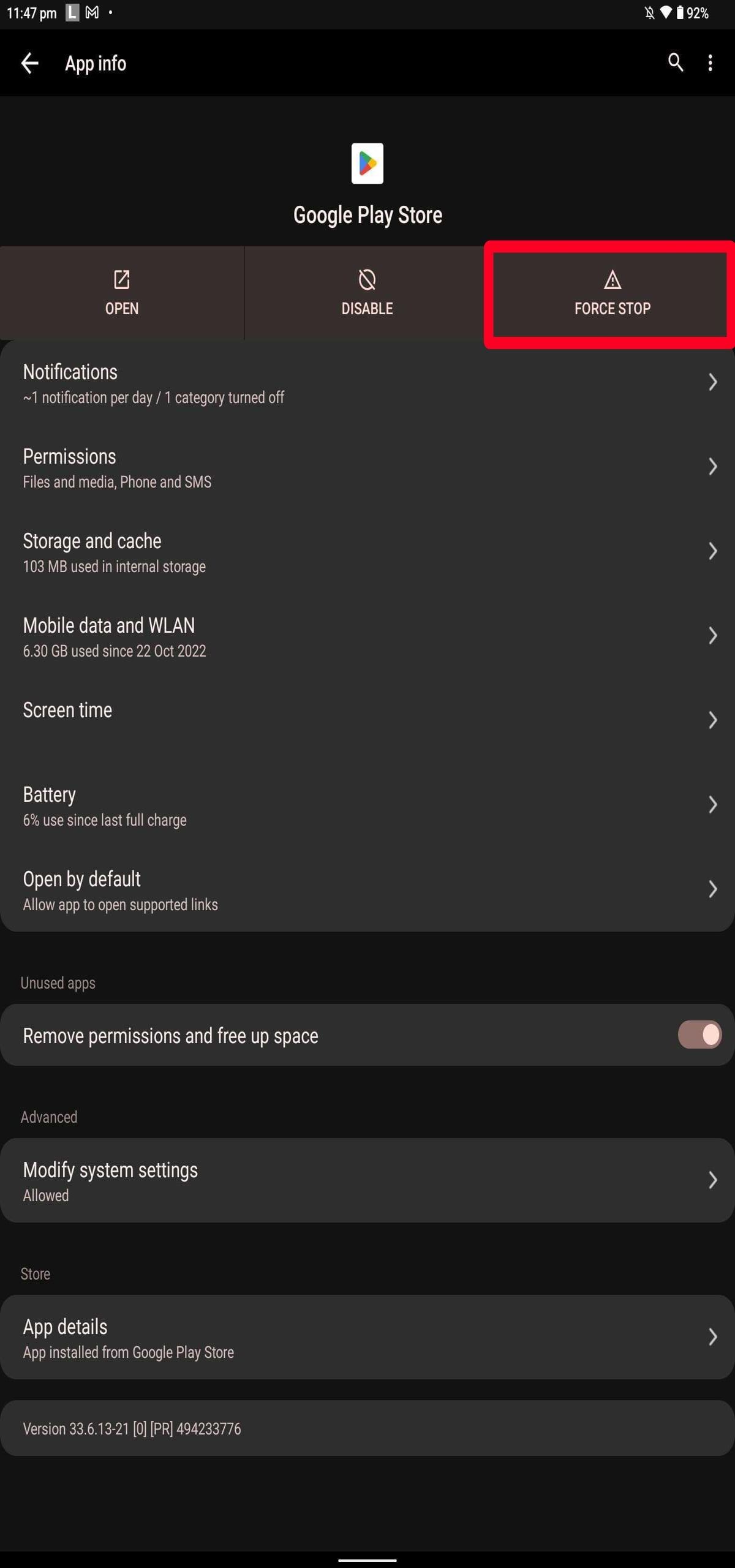contorno de retângulo vermelho destacando a opção de parada forçada no menu de informações do aplicativo no tablet Android