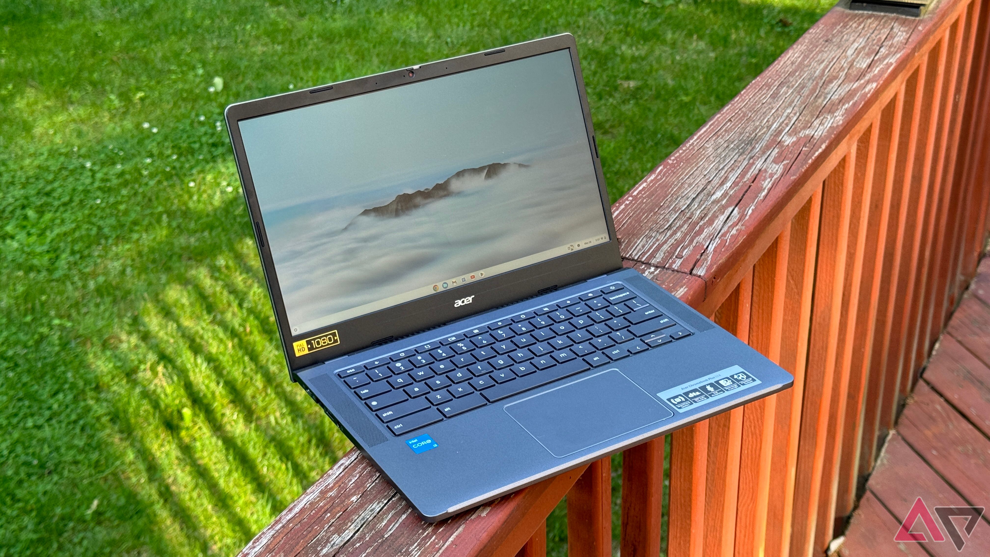 Acer Chromebook Plus 514 na beira de um deck externo
