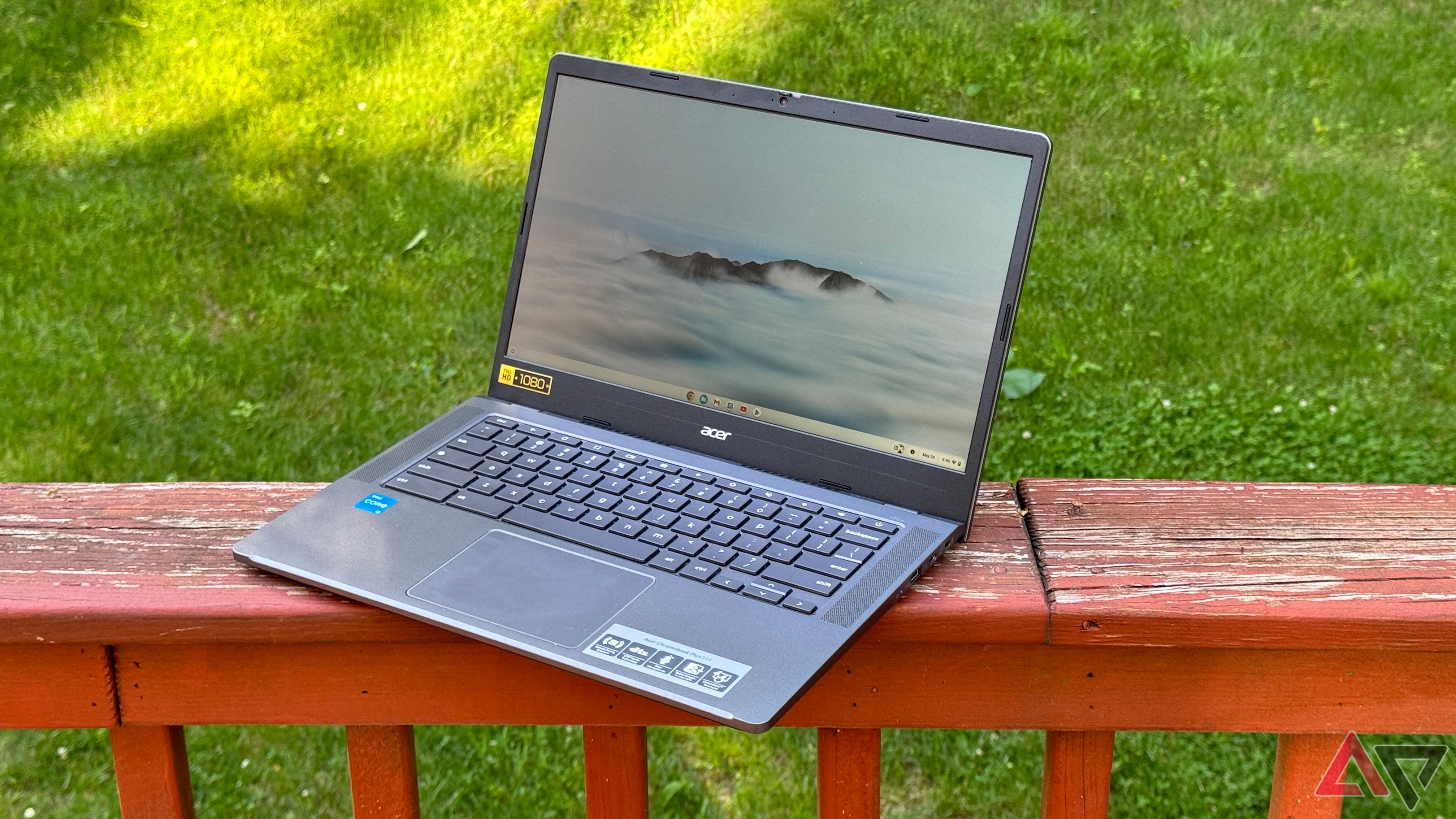 Acer Chromebook Plus 514 em um deck de madeira com vista para um gramado