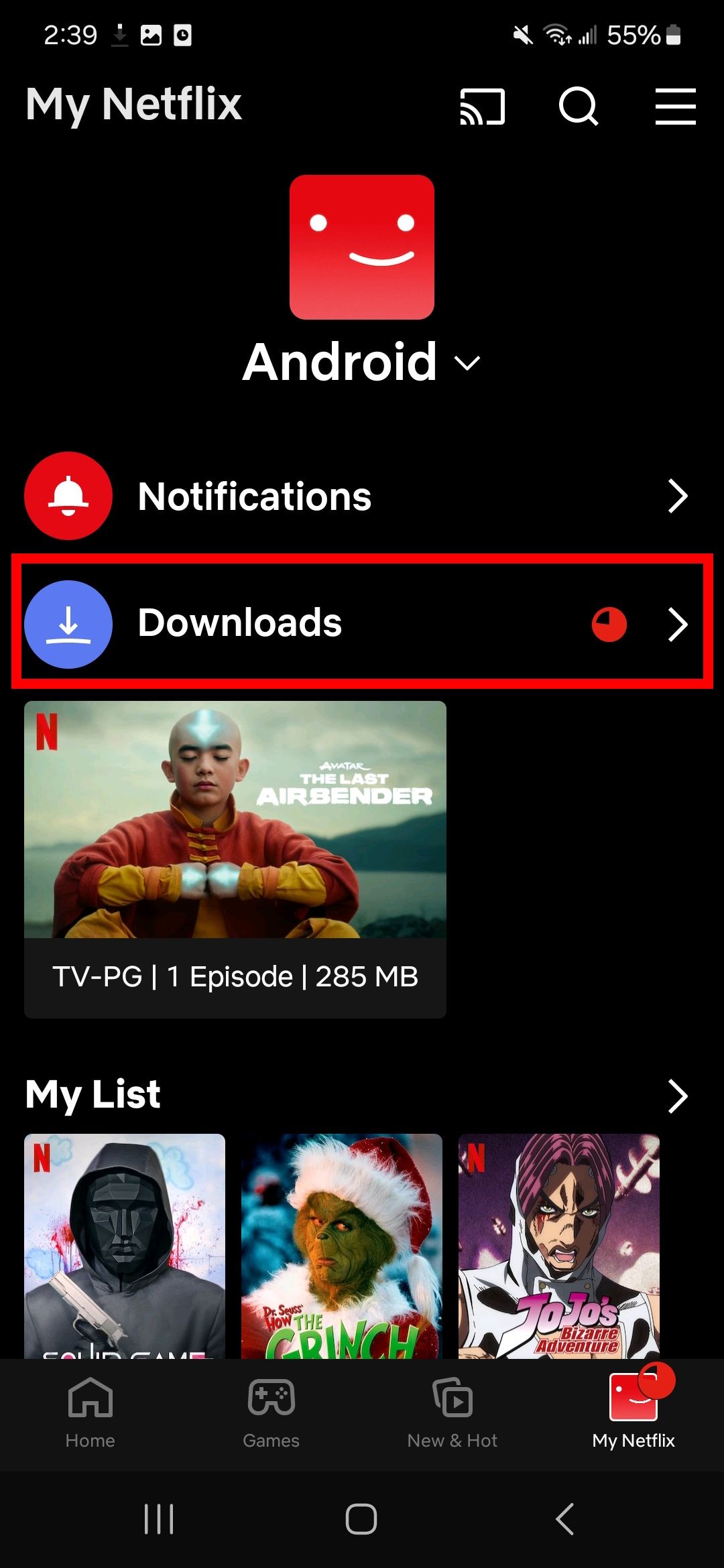 contorno de retângulo vermelho sobre a opção de downloads dentro da seção do ícone do Netflix no aplicativo Netflix