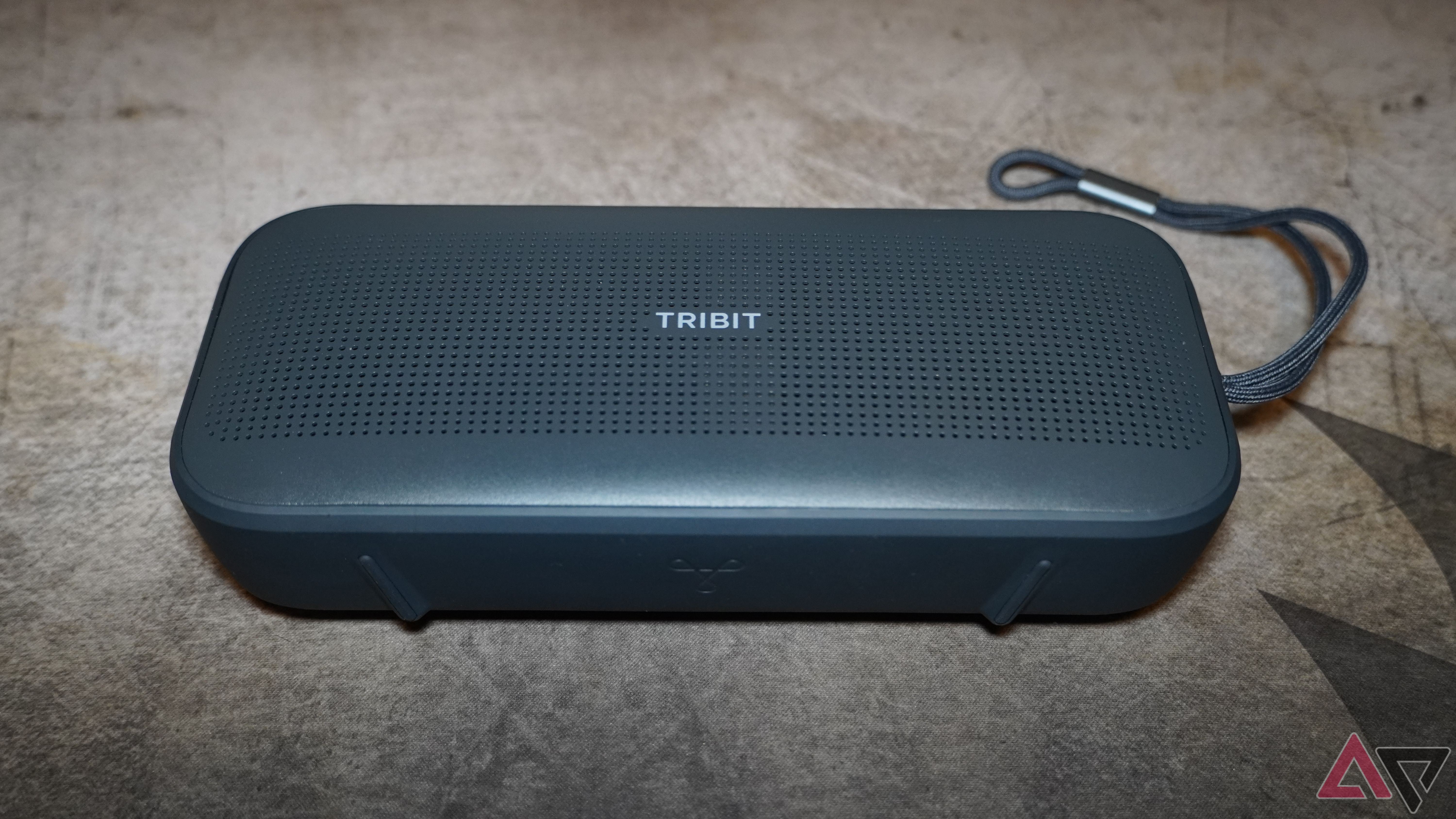 Alto-falante Bluetooth portátil Tribit StormBox Flow em uma mesa